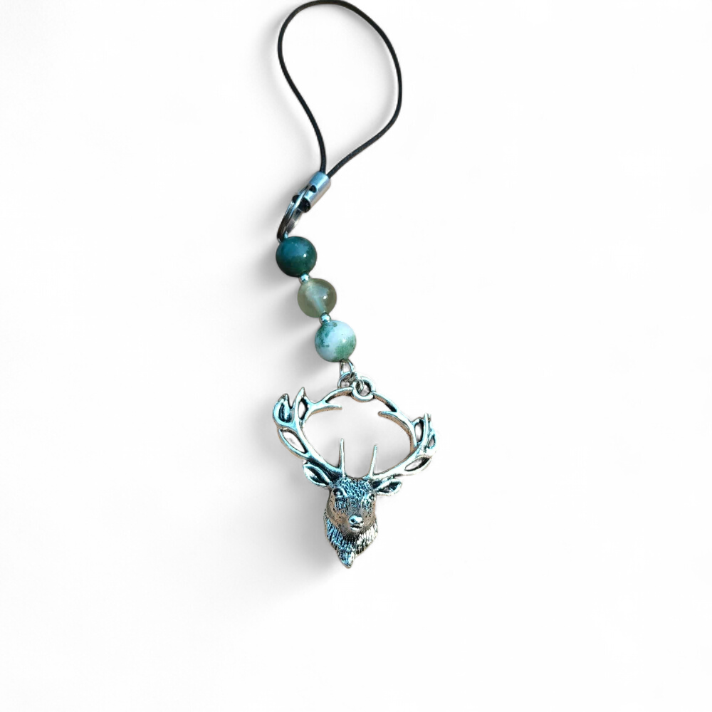 Bijou de téléphone Éole sur fond blanc, perles bleu clair et détails argentés, création Magic Gaïa évoquant la sérénité, la fluidité et l’équilibre intérieur.