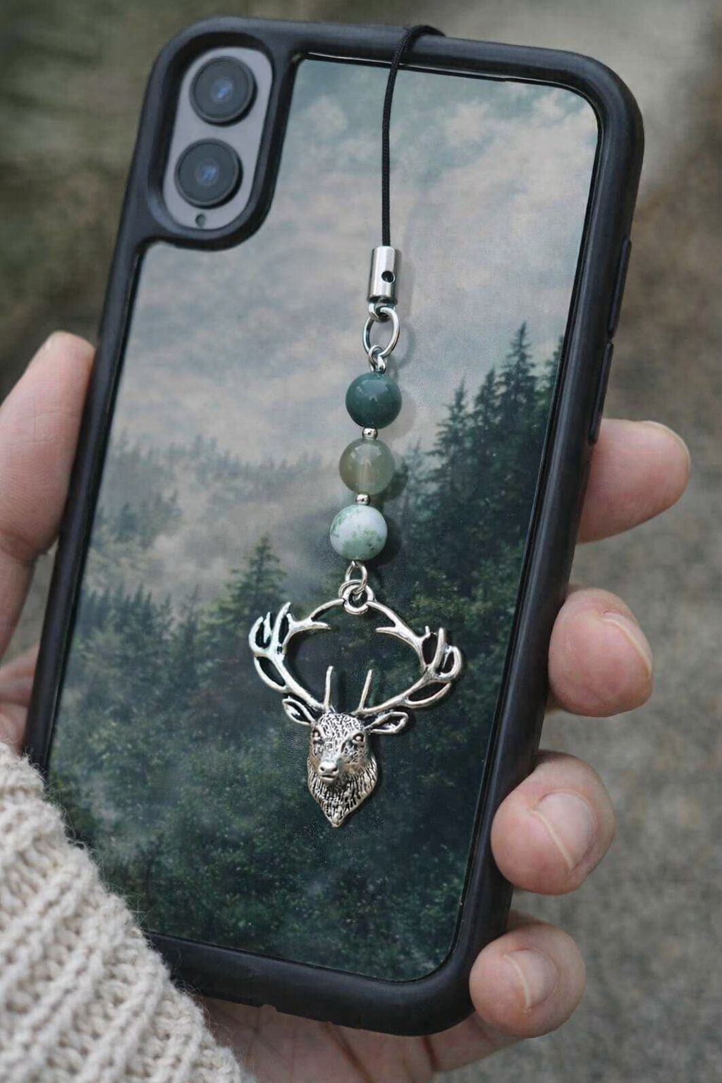 Bijou de téléphone Éole en pierres naturelles aux tons bleu ciel et argenté, création Magic Gaïa inspirée par la légèreté, l’apaisement et la liberté.