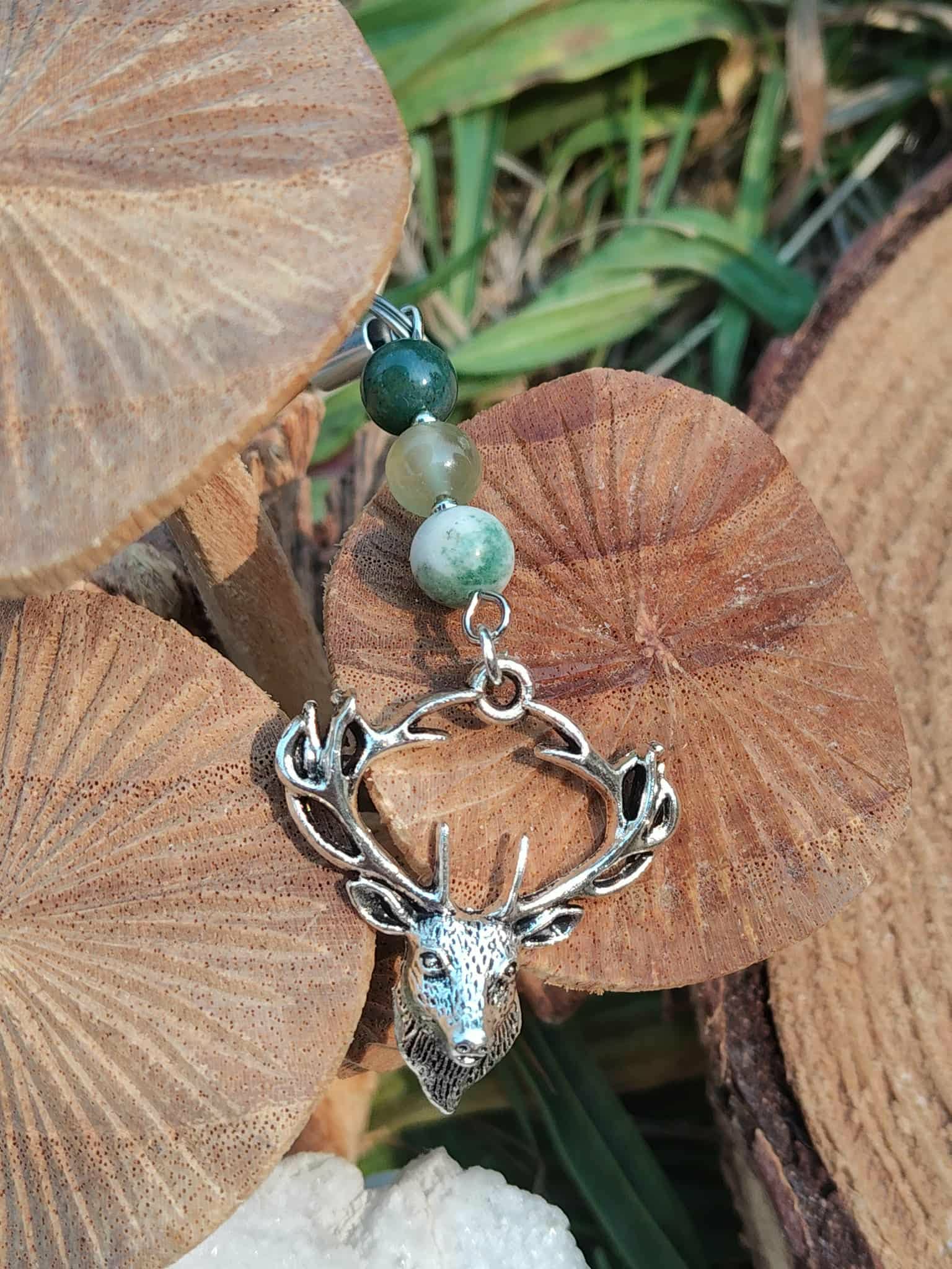 Bijou de téléphone Éole en pierres naturelles et détails argentés, création symbolique aux énergies de calme, de fluidité et de liberté intérieure.