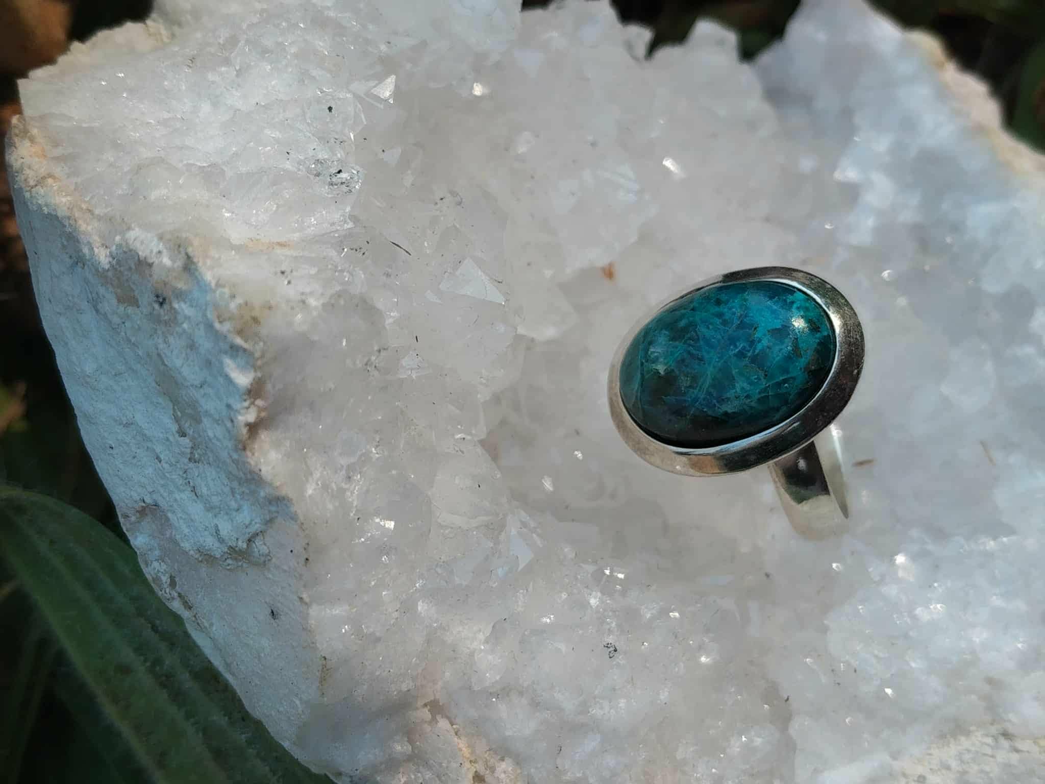 Bague chrysocolle argent 925 réglable en mise en scène minérale, cabochon bleu turquoise aux nuances profondes, calme émotionnel et expression sincère.