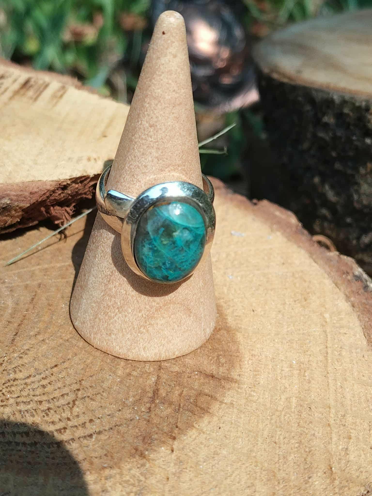 Bague chrysocolle argent 925 réglable sur support clair, pierre ovale bleu vert naturelle, douceur intérieure et parole apaisée.