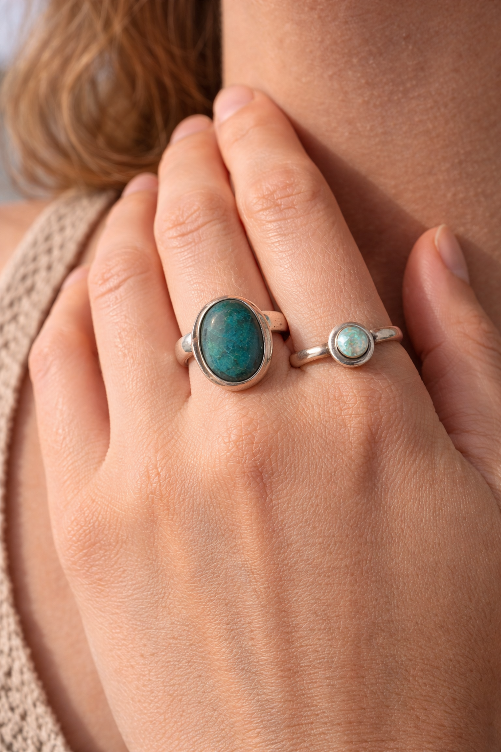 Bague chrysocolle argent 925 réglable portée à la main, pierre ovale bleu vert, apaisement, communication et équilibre émotionnel.