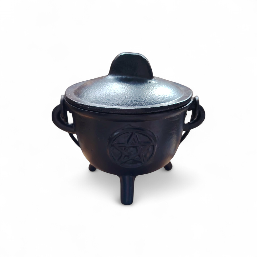 Chaudron en fonte pentacle sur fond blanc, avec couvercle, anse mobile et trois pieds, accessoire ésotérique pour fumigation et autel.