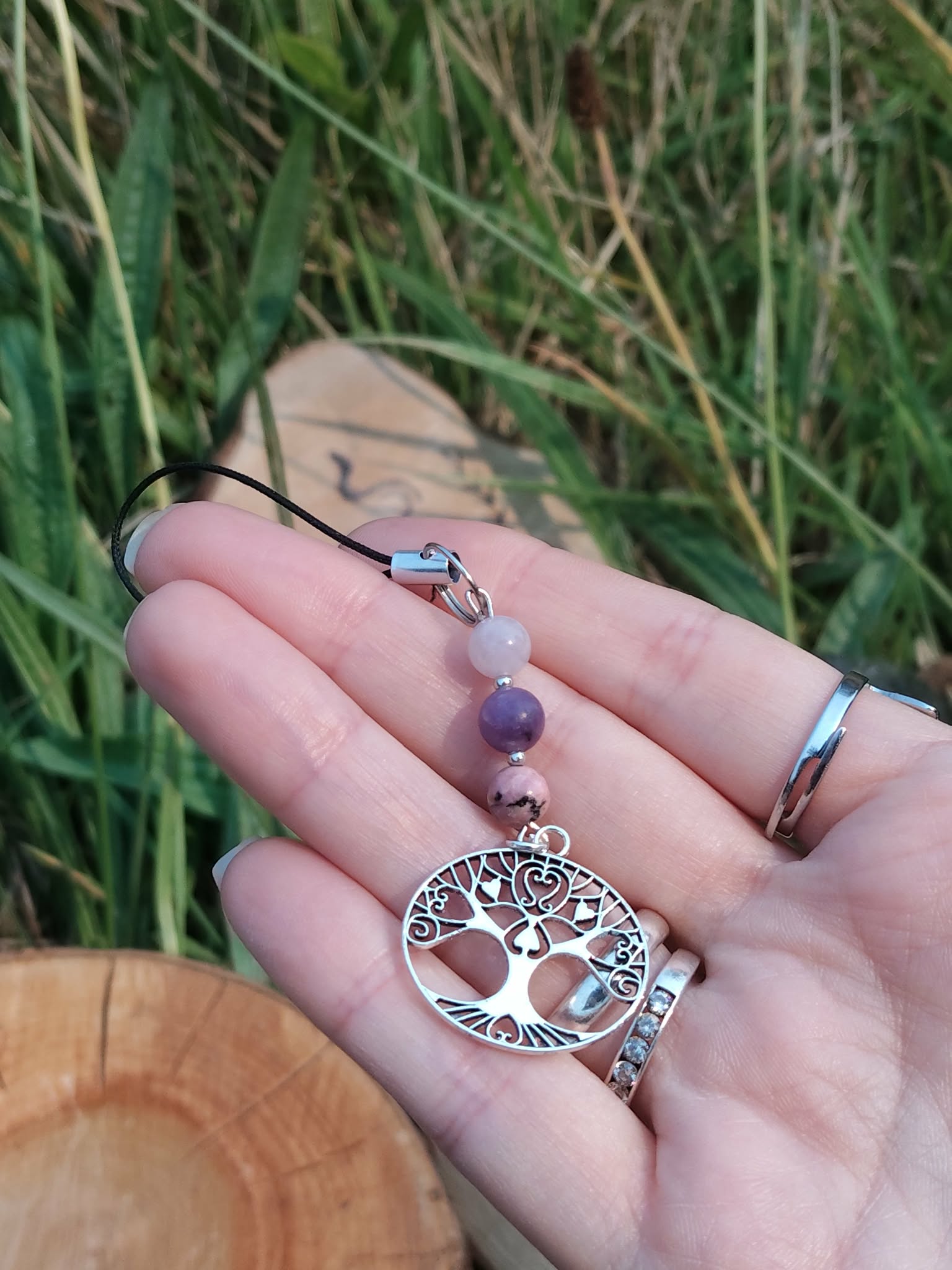 Bijou de téléphone arbre de vie création Magic Gaïa avec kunzite, lépidolite et rhodonite, breloque spirituelle rose violacé pour portable, réconfort et sérénité.