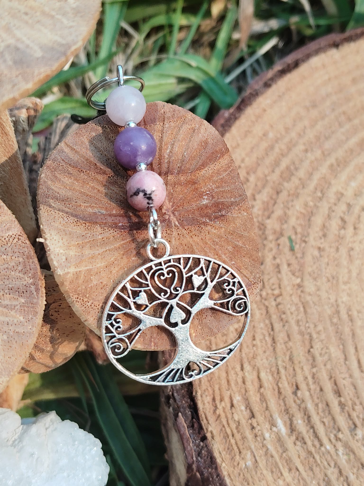 Bijou de téléphone arbre de vie avec perles naturelles roses et mauves, accessoire bohème pour smartphone, énergie du cœur et équilibre intérieur