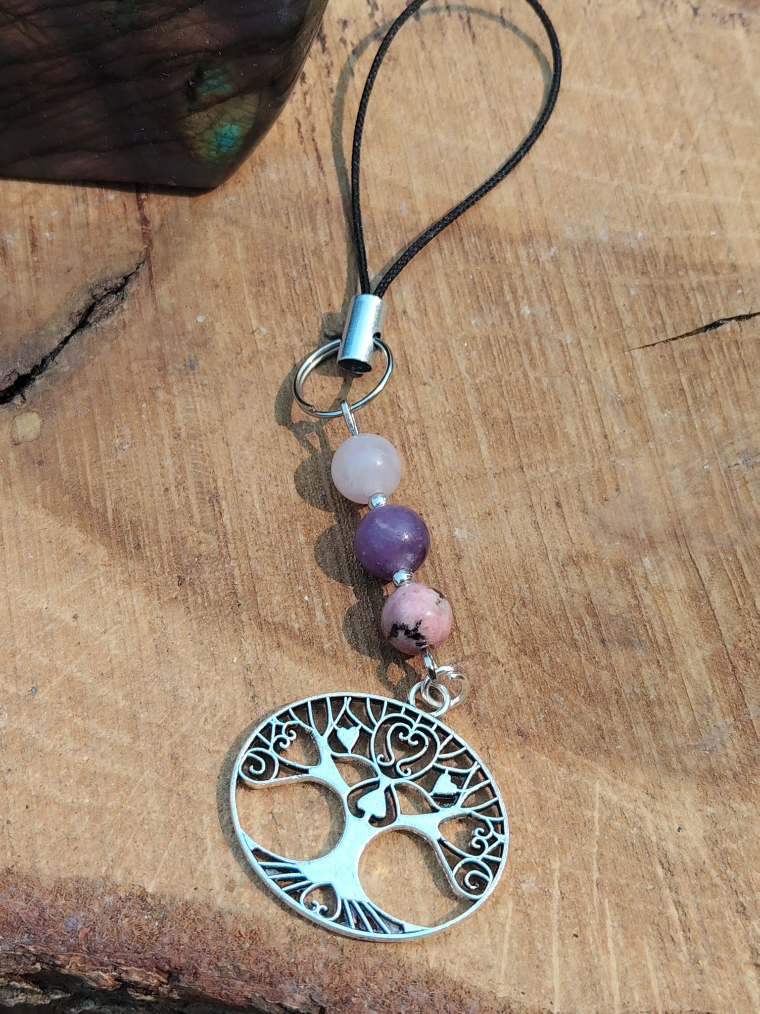 Bijou de téléphone arbre de vie en pierres naturelles rose et lilas, accessoire pour smartphone avec perles facettées, tendresse et harmonie émotionnelle.