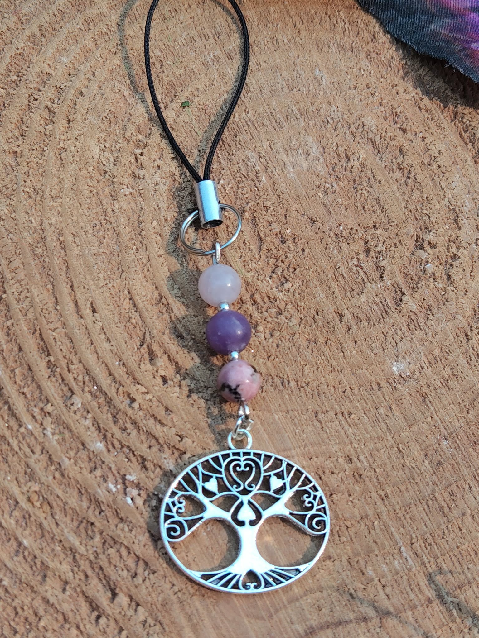 Bijou de téléphone arbre de vie en kunzite lépidolite et rhodonite, création artisanale rose pastel pour téléphone, douceur féminine et calme émotionnel.