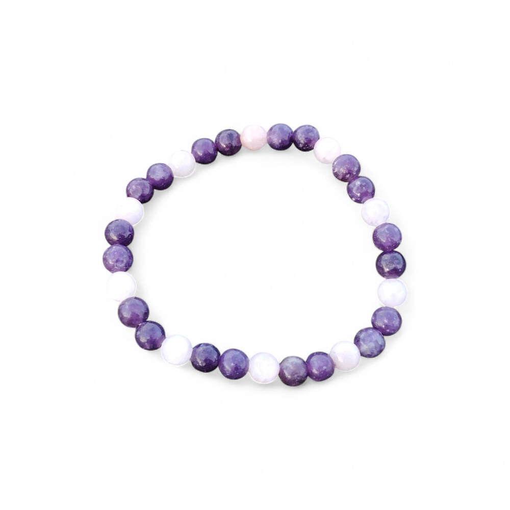 Bracelet Lépidolite Kunzite sur fond blanc, perles rondes violettes et roses en pierres naturelles, bijou doux favorisant apaisement émotionnel et sérénité.