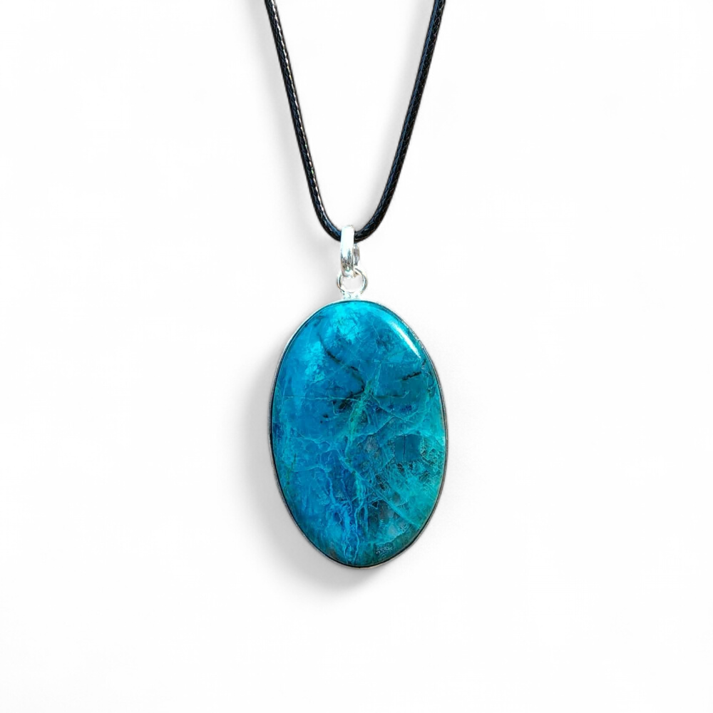Pendentif chrysocolle argent 925 détouré sur fond clair, pierre bleu turquoise ovale montée sur cordon noir, équilibre émotionnel et expression sereine.