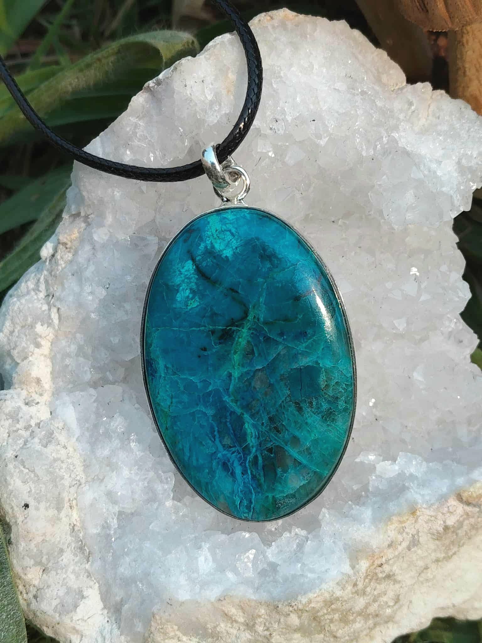 Pendentif chrysocolle argent 925 sur cristal blanc, pierre ovale bleu vert naturelle avec cordon noir, apaisement et communication harmonieuse.