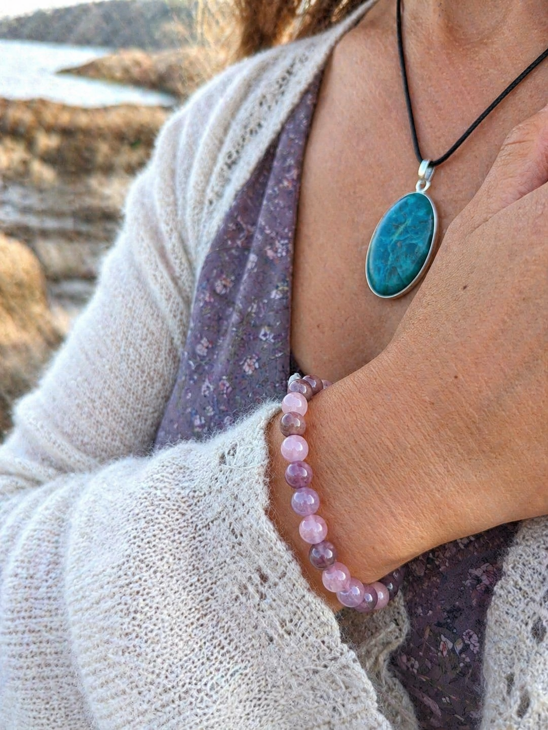 Pendentif chrysocolle argent 925 porté au cou en extérieur près de l’eau, pierre bleu vert naturelle, douceur intérieure et parole apaisée.