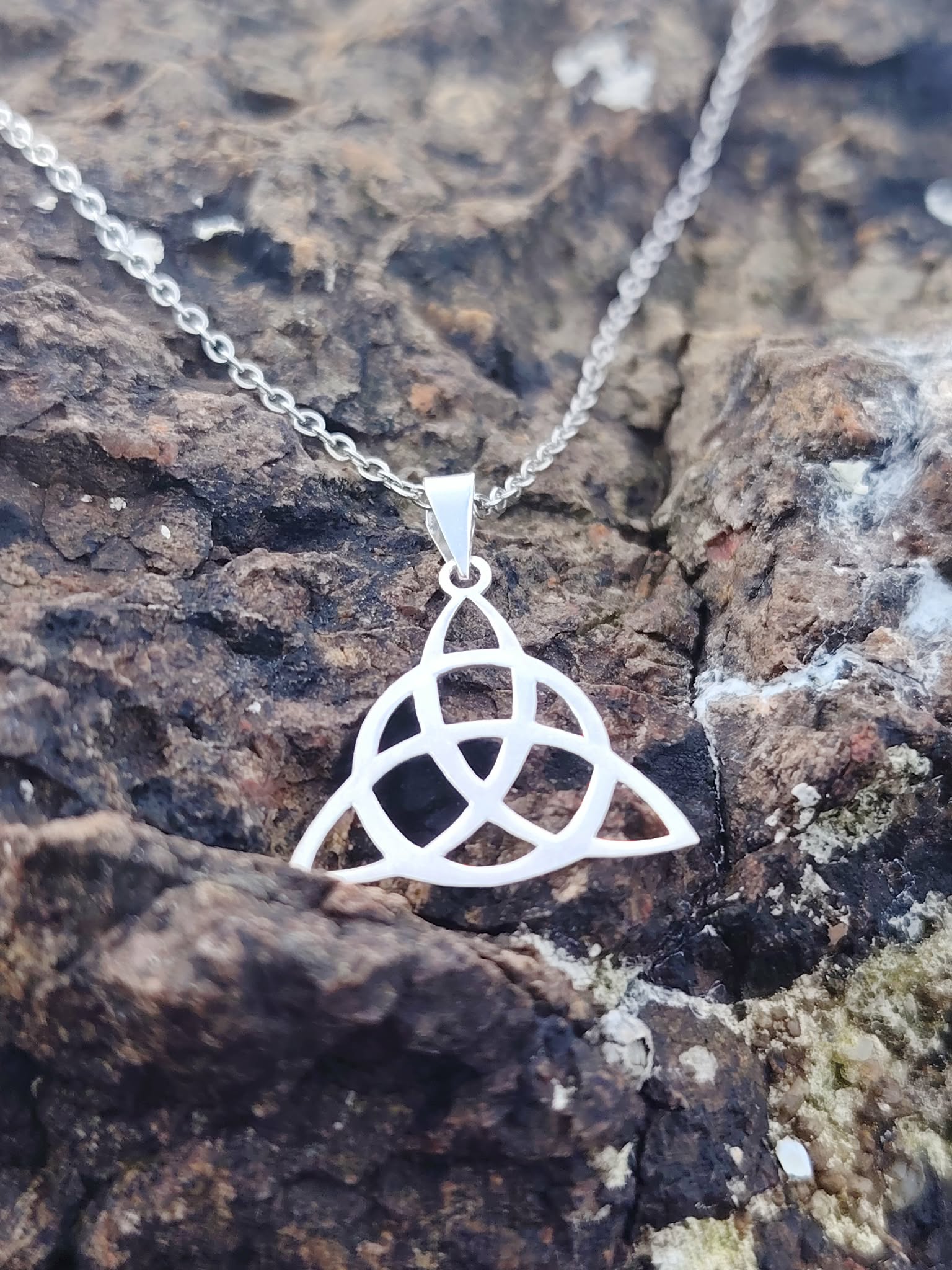 Pendentif Triquetra en argent 925 en vue rapprochée, bijou celtique ajouré au style soigné, recentrage, stabilité et force symbolique.