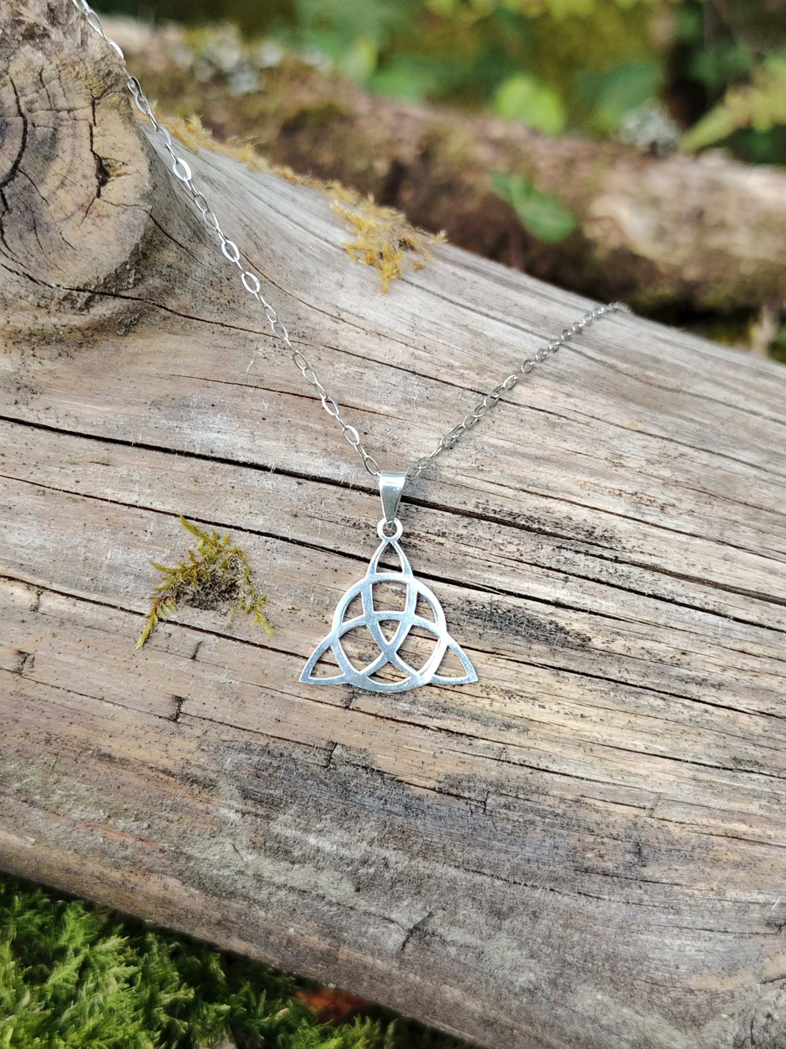 Bijou Triquetra argent sterling avec symbole celtique finement travaillé, pendentif spirituel élégant.