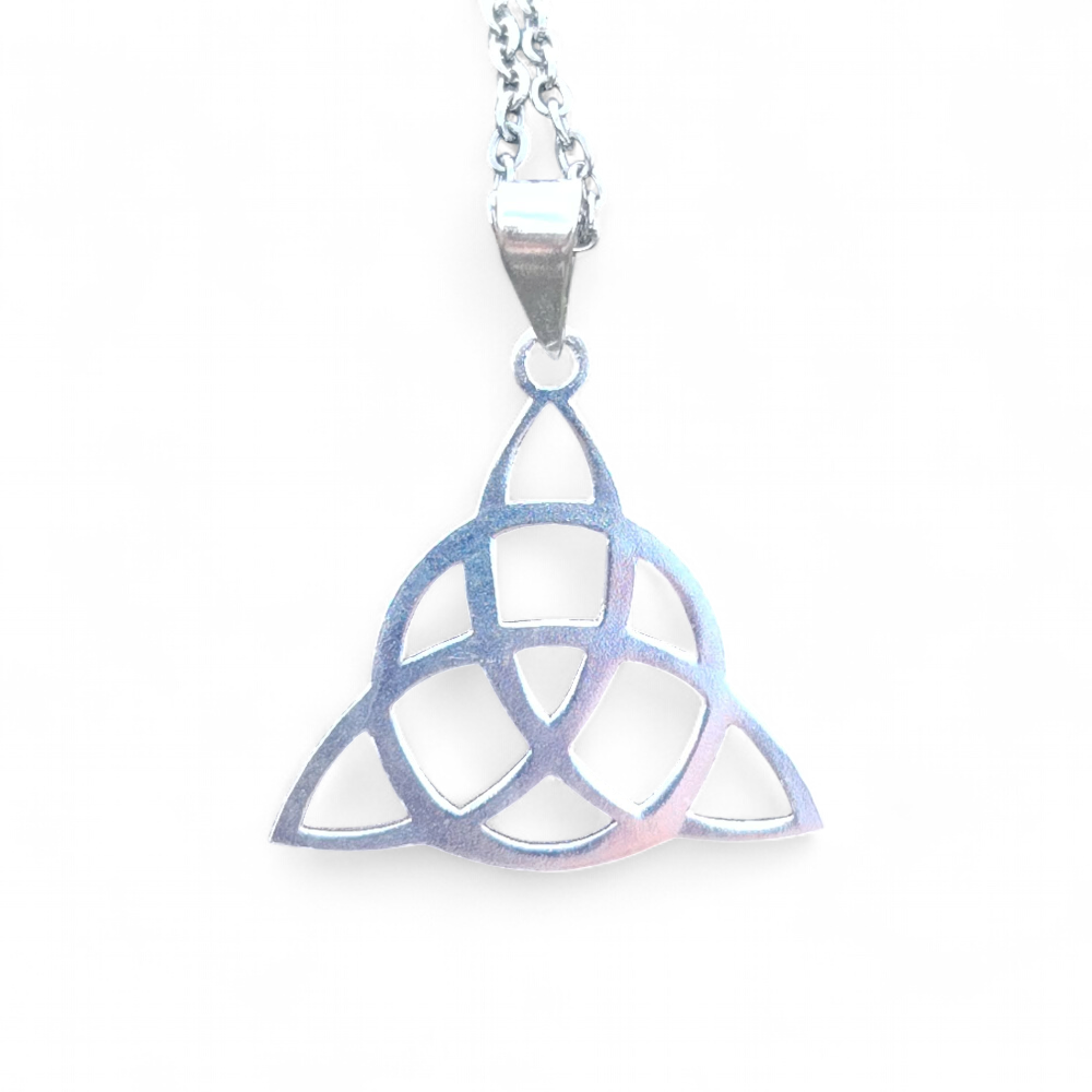 Pendentif symbole Triquetra en argent 925 sur fond blanc, bijou celtique délicat aux lignes ajourées, équilibre et protection.