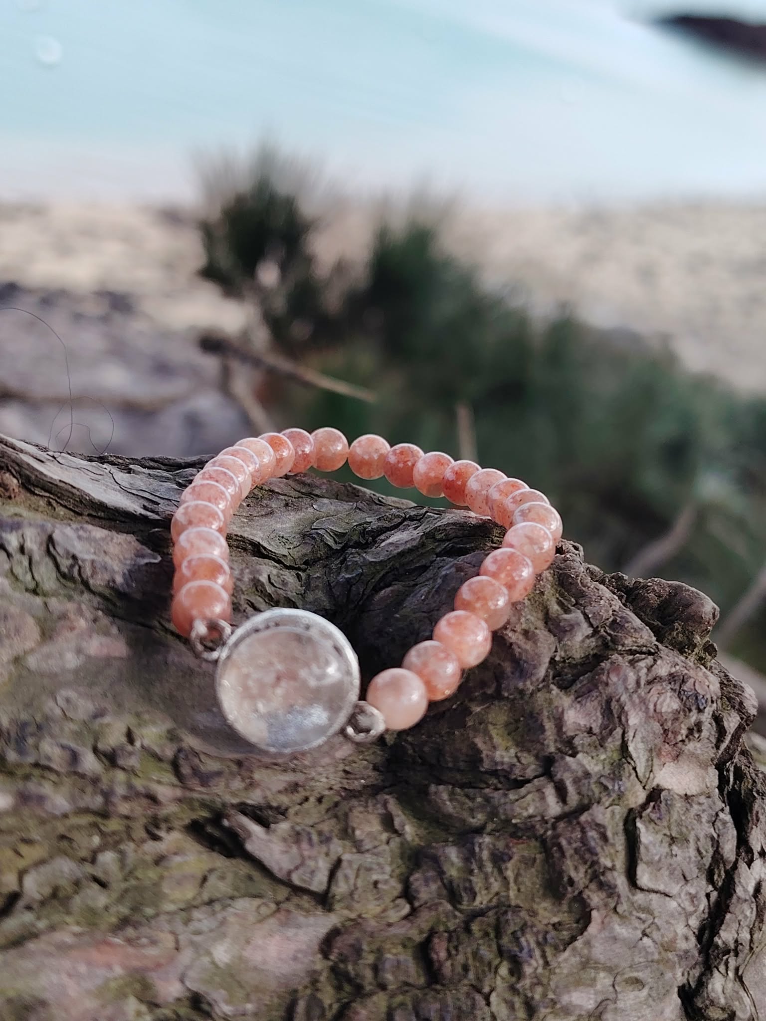 Bracelet en pierre de soleil naturel sur bois flotté en Bretagne, création Magic Gaïa aux reflets cuivrés, énergie solaire, motivation et bonne humeur.