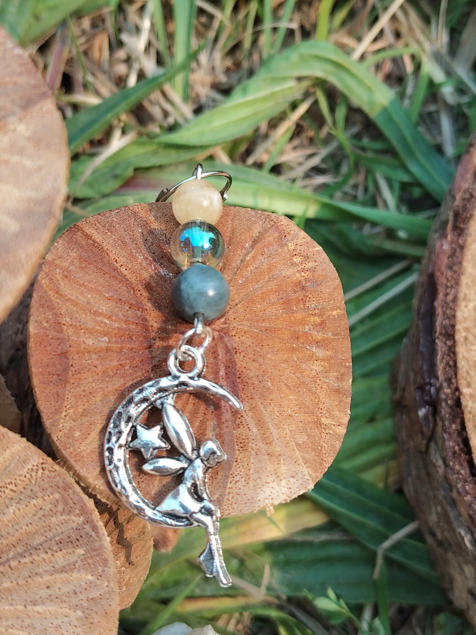 Bijou de téléphone en agate mousse, Aqua Aura et calcite jaune avec pendentif lune fée, accessoire raffiné pour habiller un portable avec originalité.