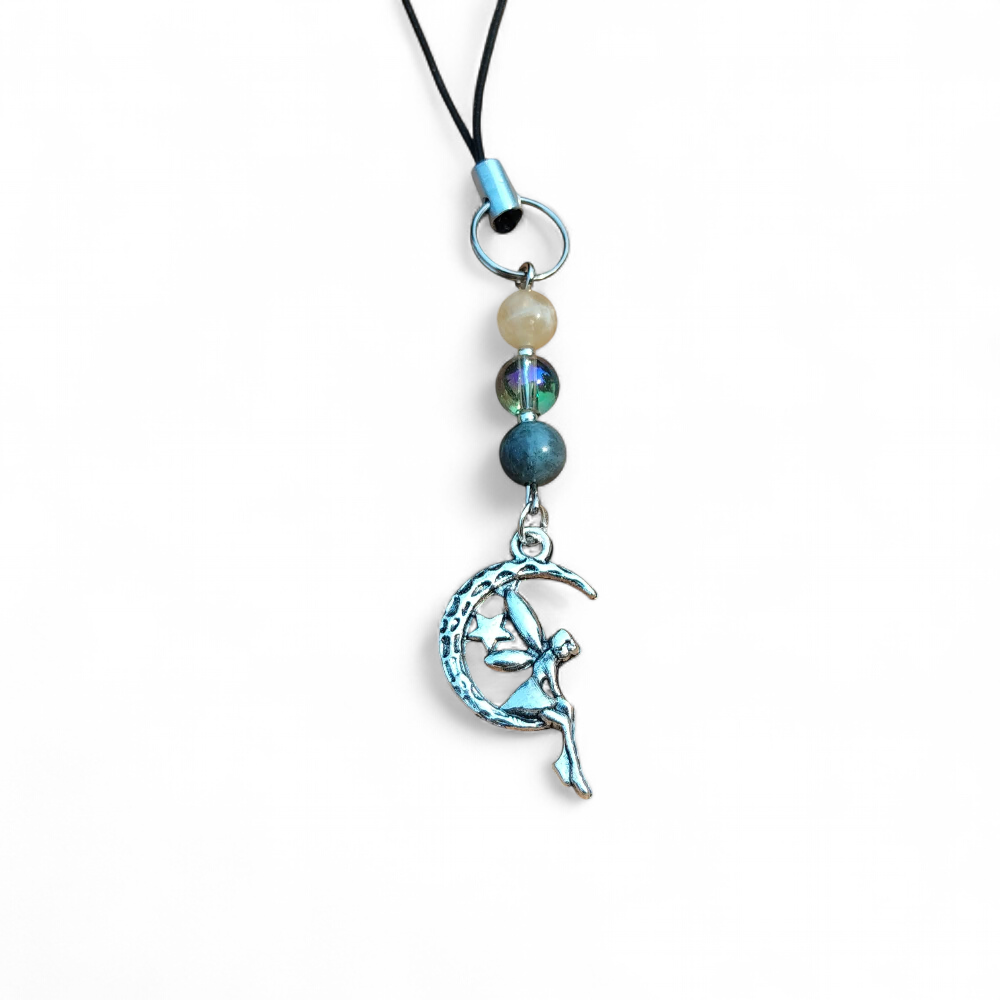 Bijou de téléphone lune fée avec agate mousse, Aqua Aura et calcite jaune sur fond blanc, création poétique aux reflets lumineux