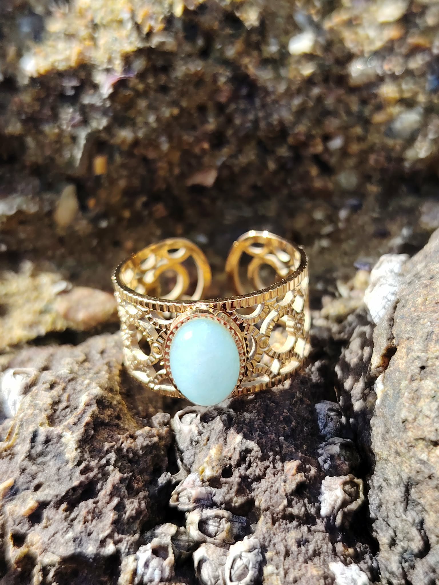 Bague dorée réglable en acier inoxydable avec Amazonite ovale bleu-vert, monture ajourée élégante, apaisement et communication douce.