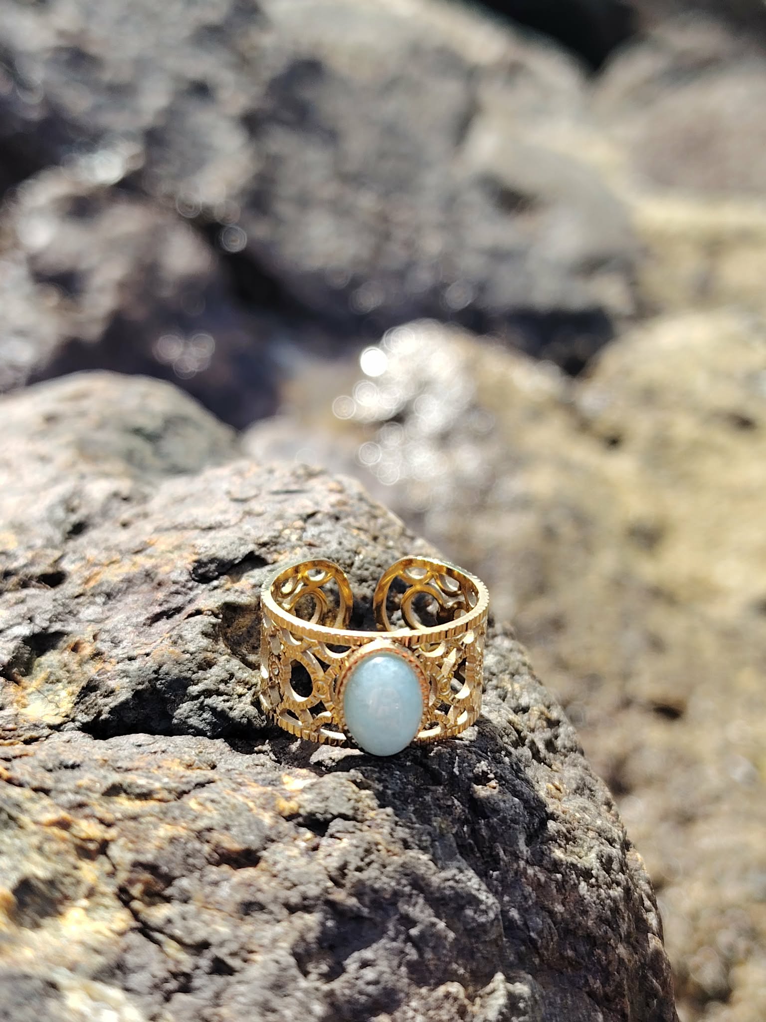 Bague dorée réglable avec Amazonite ovale sur bord de mer breton, bijou en acier inoxydable pour apaisement et douceur.