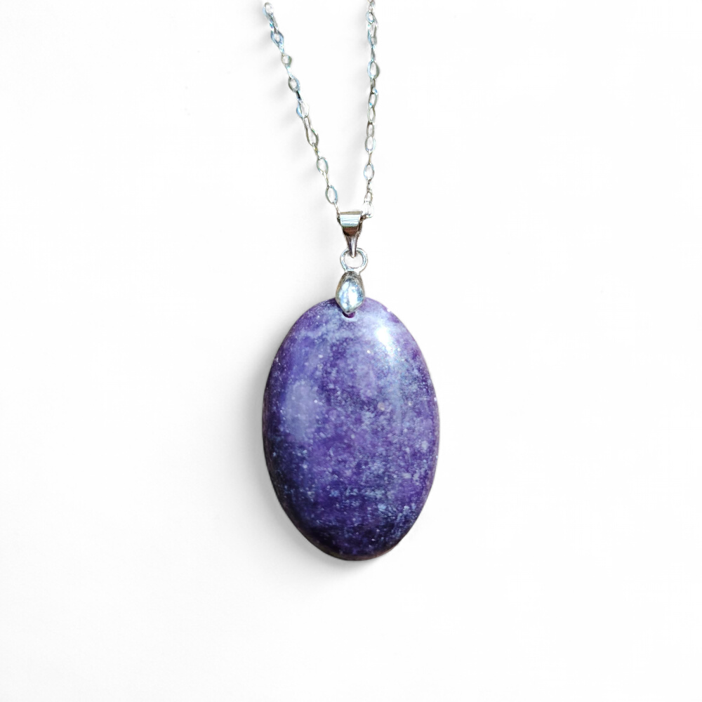 Pendentif Lépidolite naturelle ovale violette sur fond blanc, pierre de calme, de lâcher-prise et de douceur émotionnelle