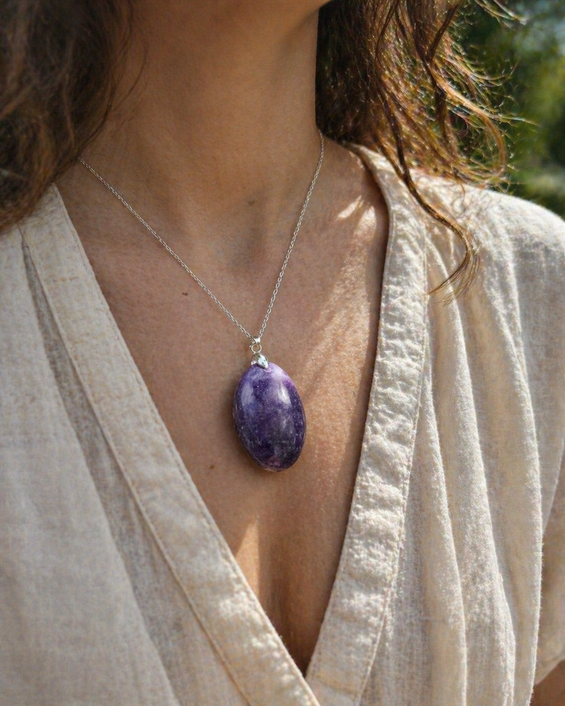 Pendentif Lépidolite violette porté sur chaîne fine argentée, bijou naturel associé à l’apaisement émotionnel et au recentrage