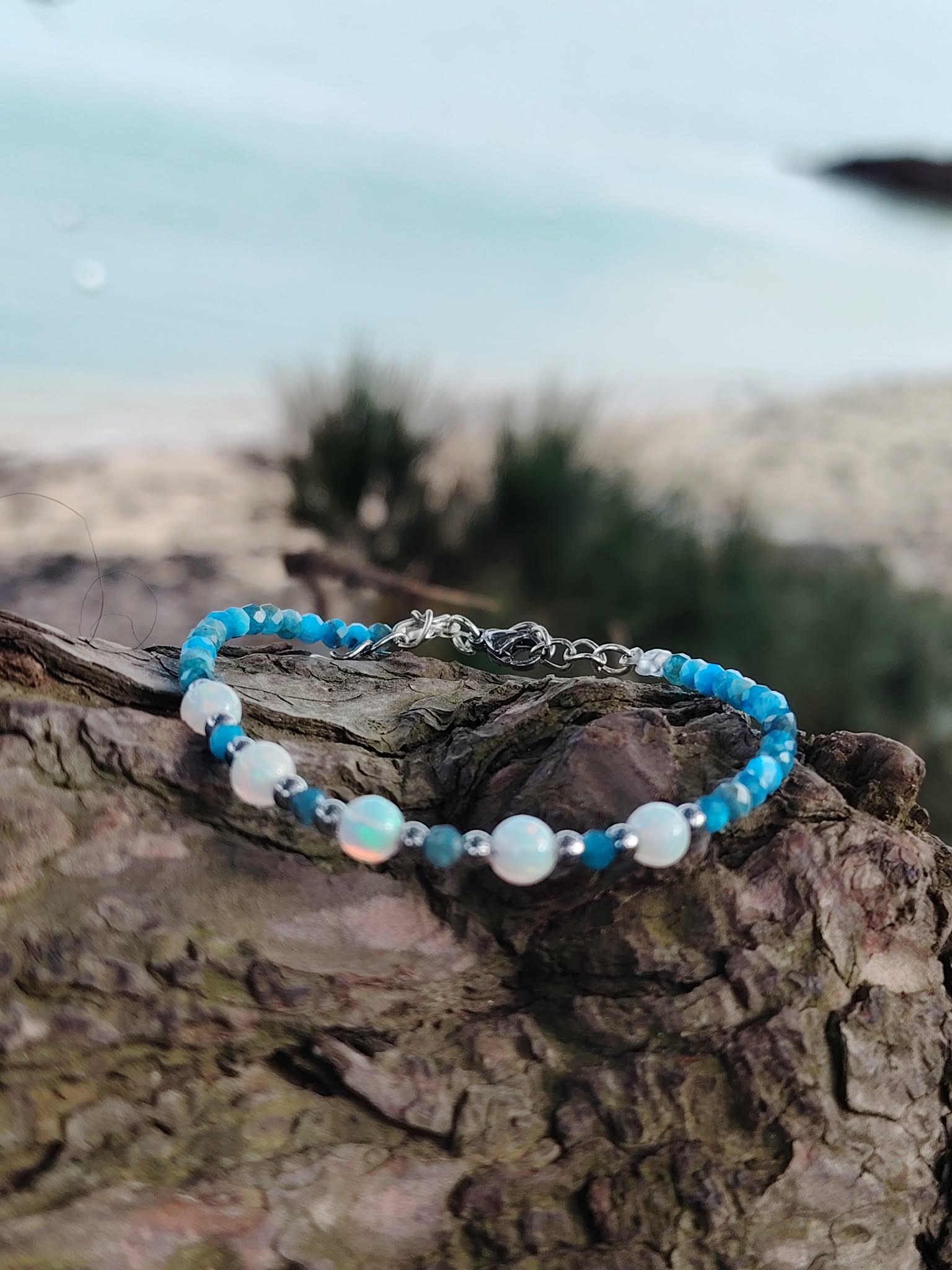 Bracelet Apatite facettée et Opale création Magic Gaïa, bijou fin aux nuances bleues et blanches, douceur intérieure et clarté.