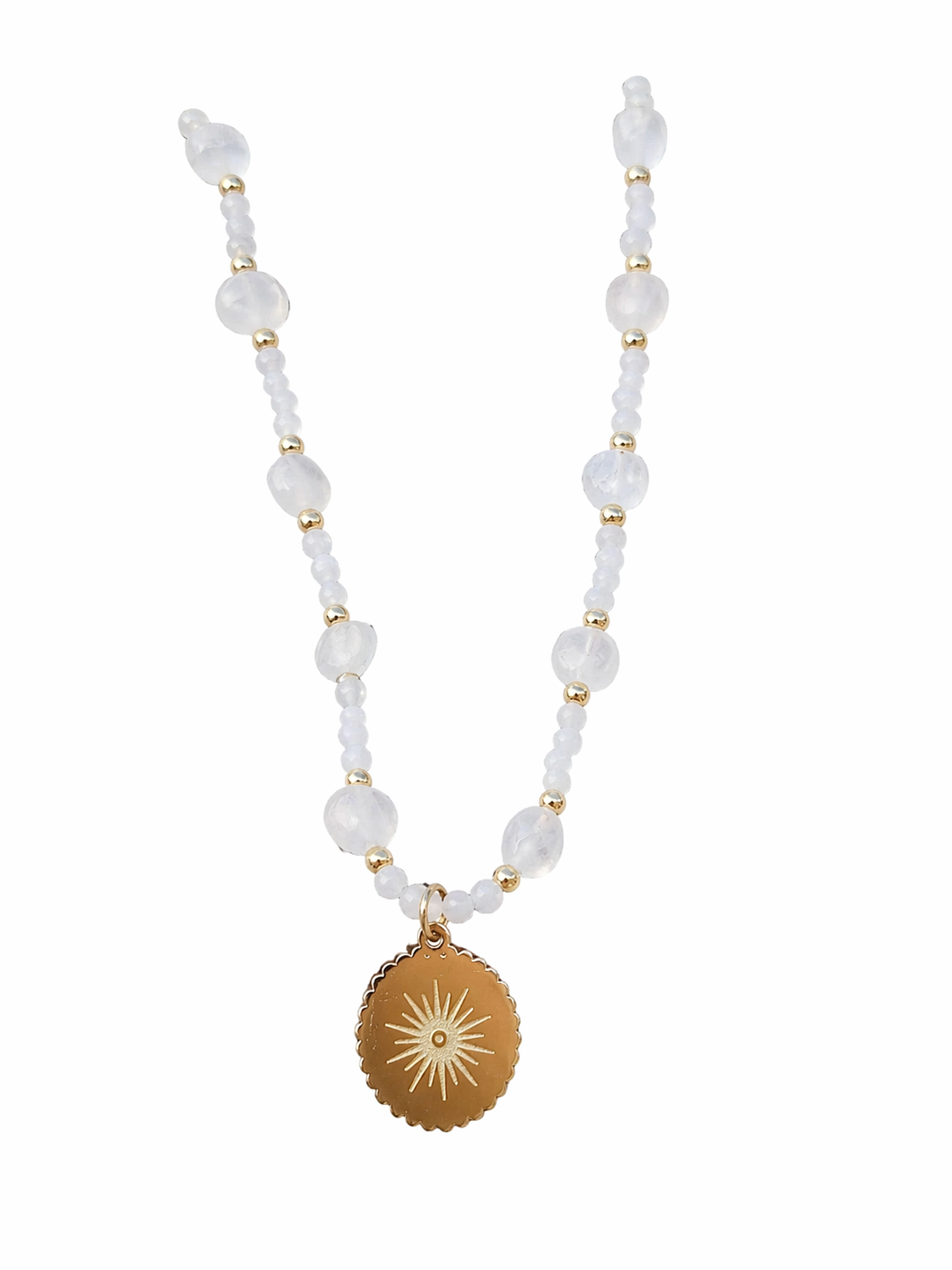 Collier Soleil Pierre de Lune sur fond blanc, perles claires et pendentif en acier inoxydable doré, bijou doux et lumineux.