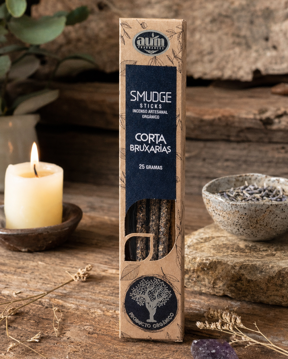 Encens Corta Bruxarias AUM 25 g en décor rituel Magic Gaïa en Bretagne, avec bougie, plantes et intention de protection.