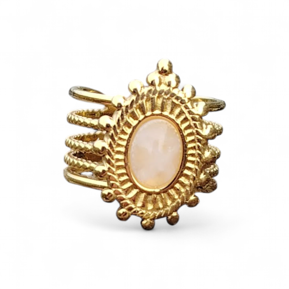 Bague en acier inoxydable doré multi-rangs avec pierre de soleil rosée sur fond blanc, bijou lumineux et élégant