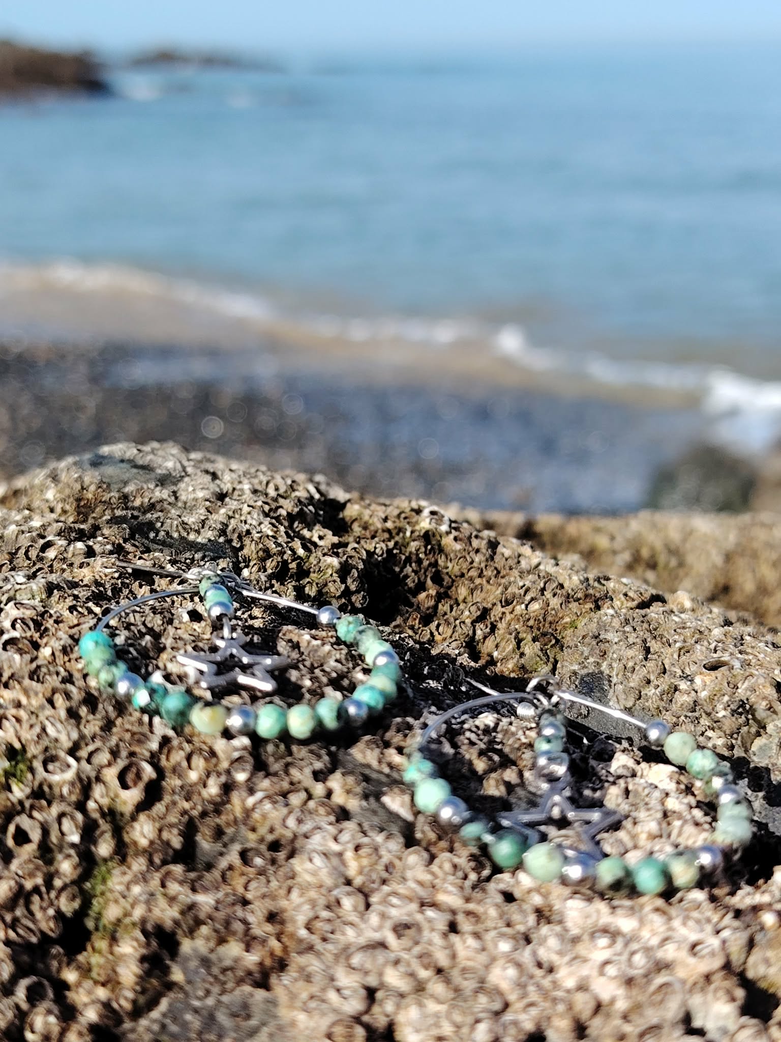 Boucles d’oreilles turquoise africaine facettée en décor naturel breton, créoles argentées avec perles marbrées et étoiles inox.