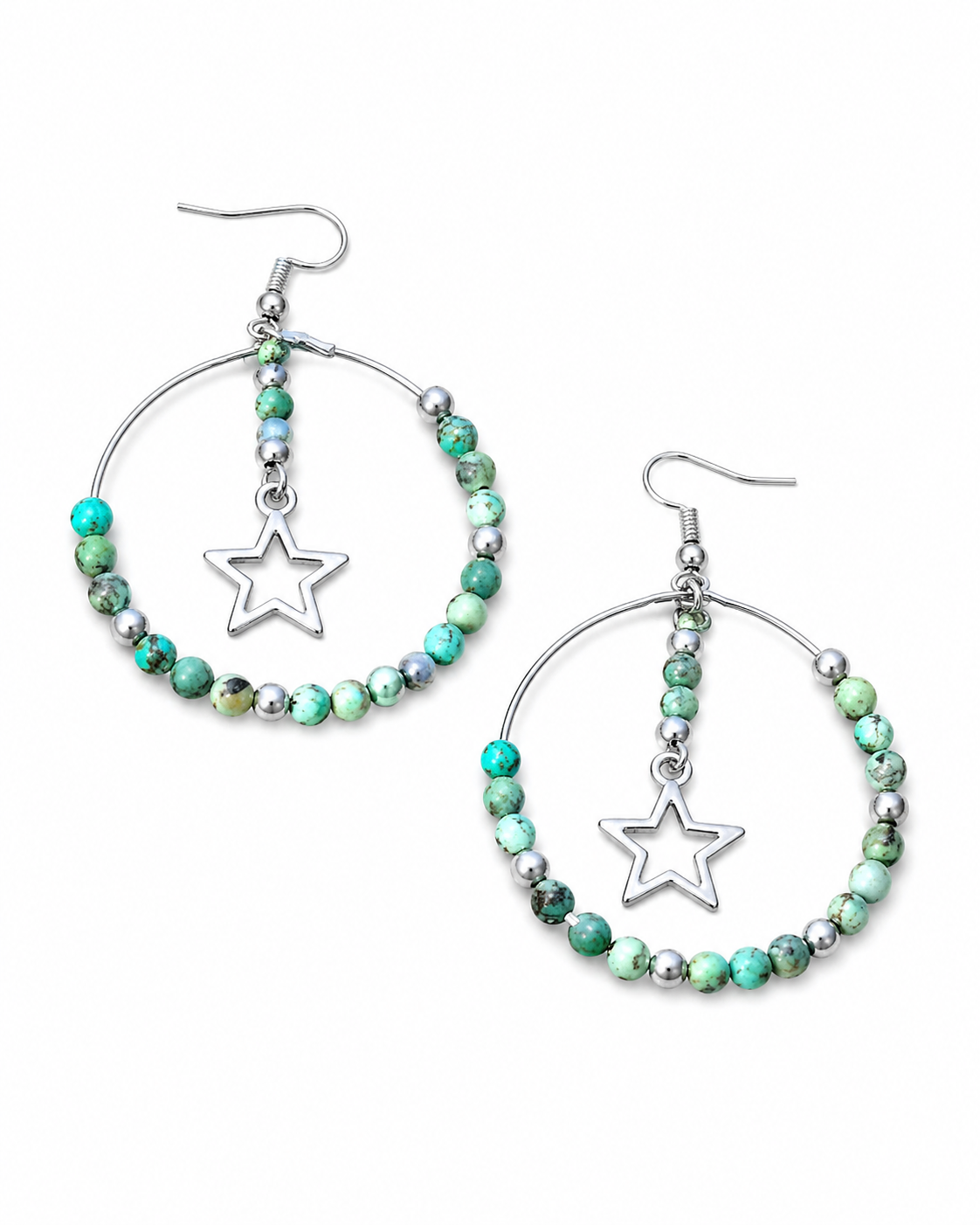Boucles d’oreilles en turquoise africaine facettée sur fond blanc, créoles argentées avec perles vert bleuté, intercalaires inox et breloques étoiles.