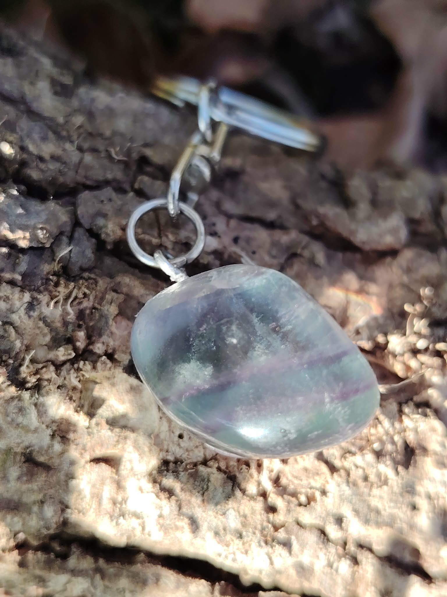 Porte-clés Fluorite multicolore avec attache argentée, accessoire de sac associé à la clarté et l’harmonie.