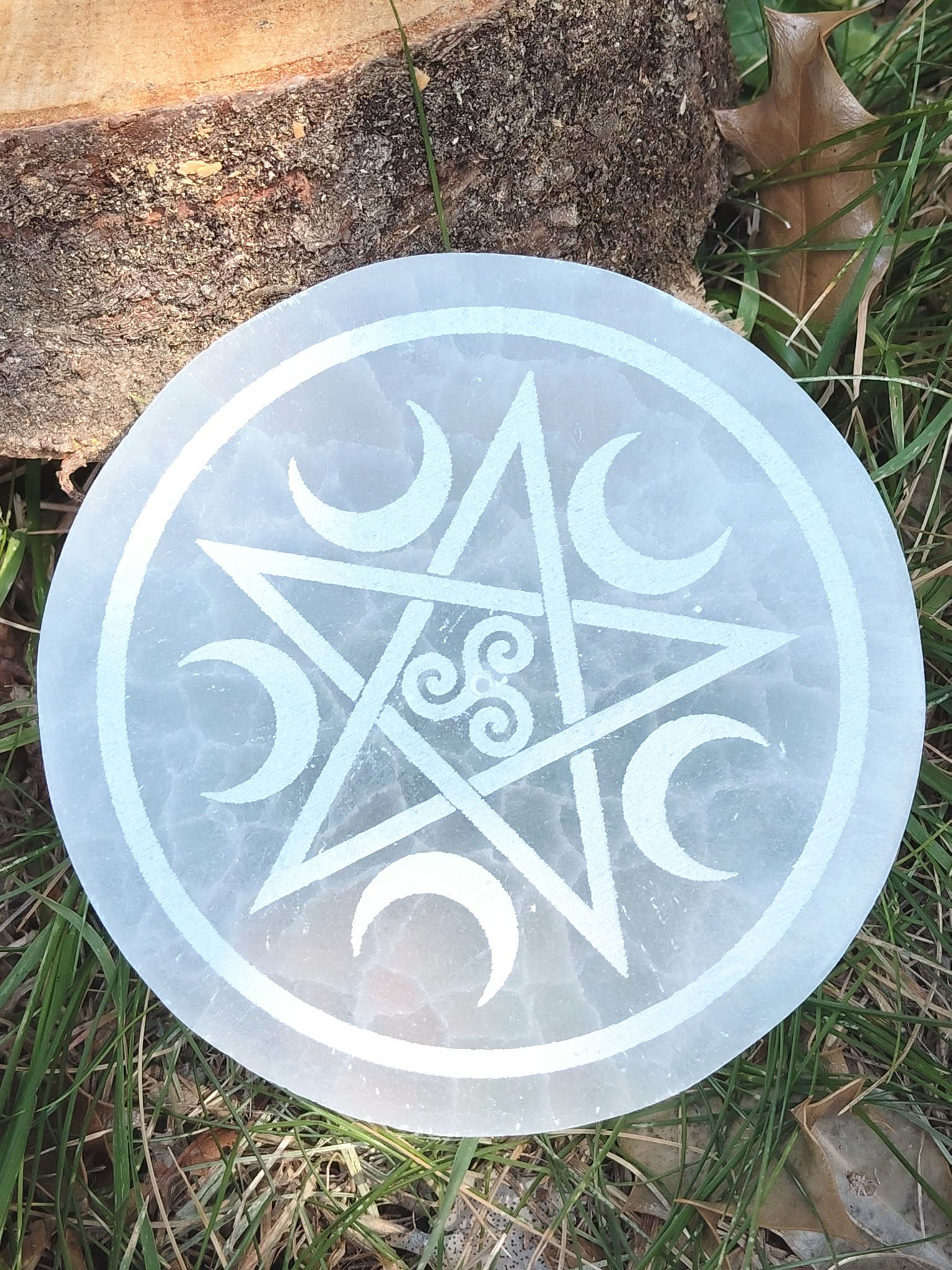 Porte-encens rond en Sélénite gravée, motif pentacle avec lunes et triskell au centre, support pour bâton d’encens.