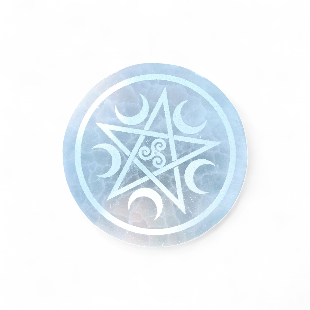 Gros plan sur porte-encens Sélénite Pentacle Lunes et Triskell sur fond blanc, pierre blanche nacrée et symbole de protection.