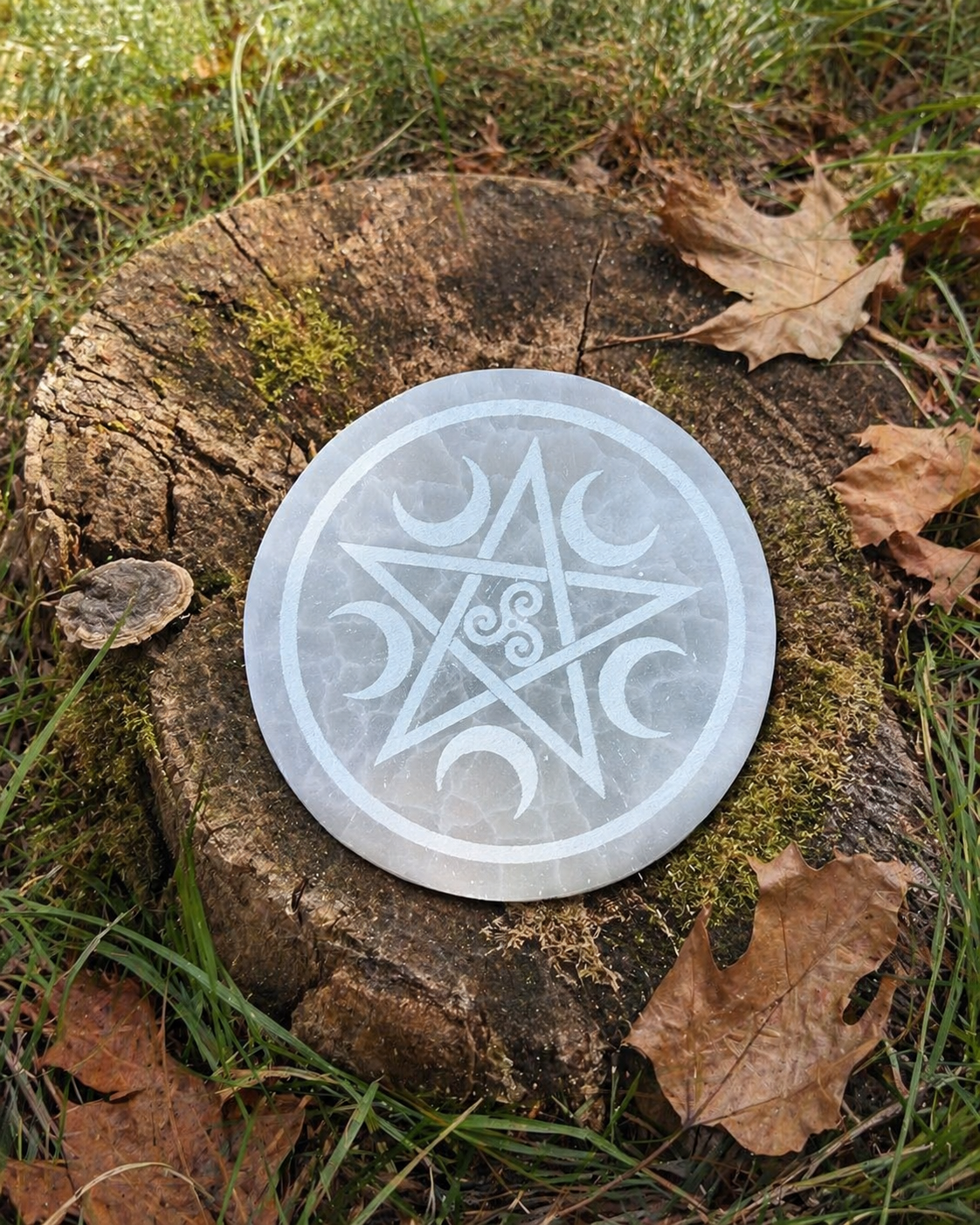 Porte-encens en Sélénite blanche avec gravure ésotérique pentacle, lunes et triskell, décor d’autel spirituel.