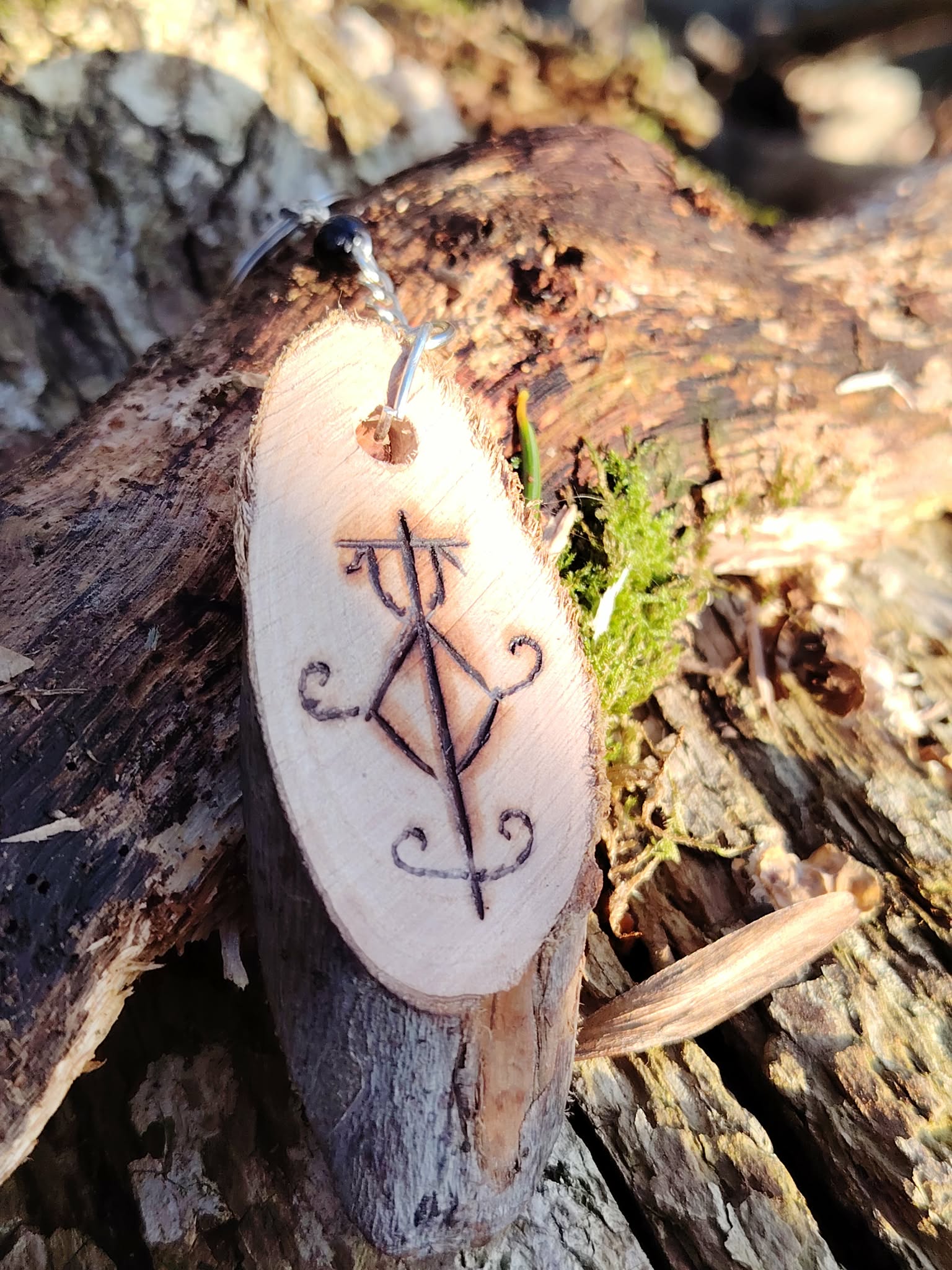 Porte-clés Magic Gaïa en bois pyrogravé sur écorce sèche, sigile activé et Tourmaline noire pour protection symbolique.