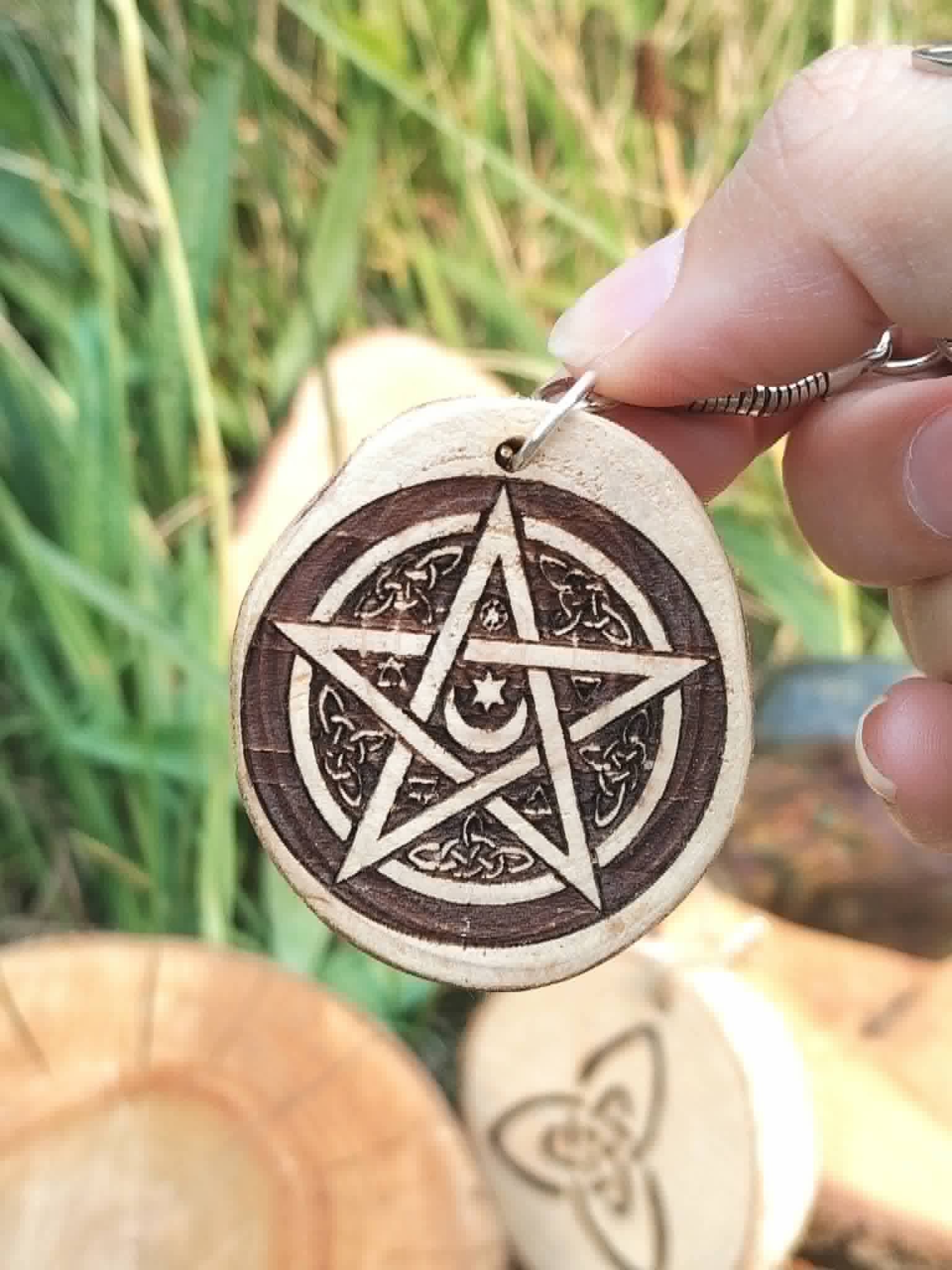 Médaillon rond en bois avec pentacle gravé, porte clés artisanal au style ésotérique pour accompagner les intentions positives.