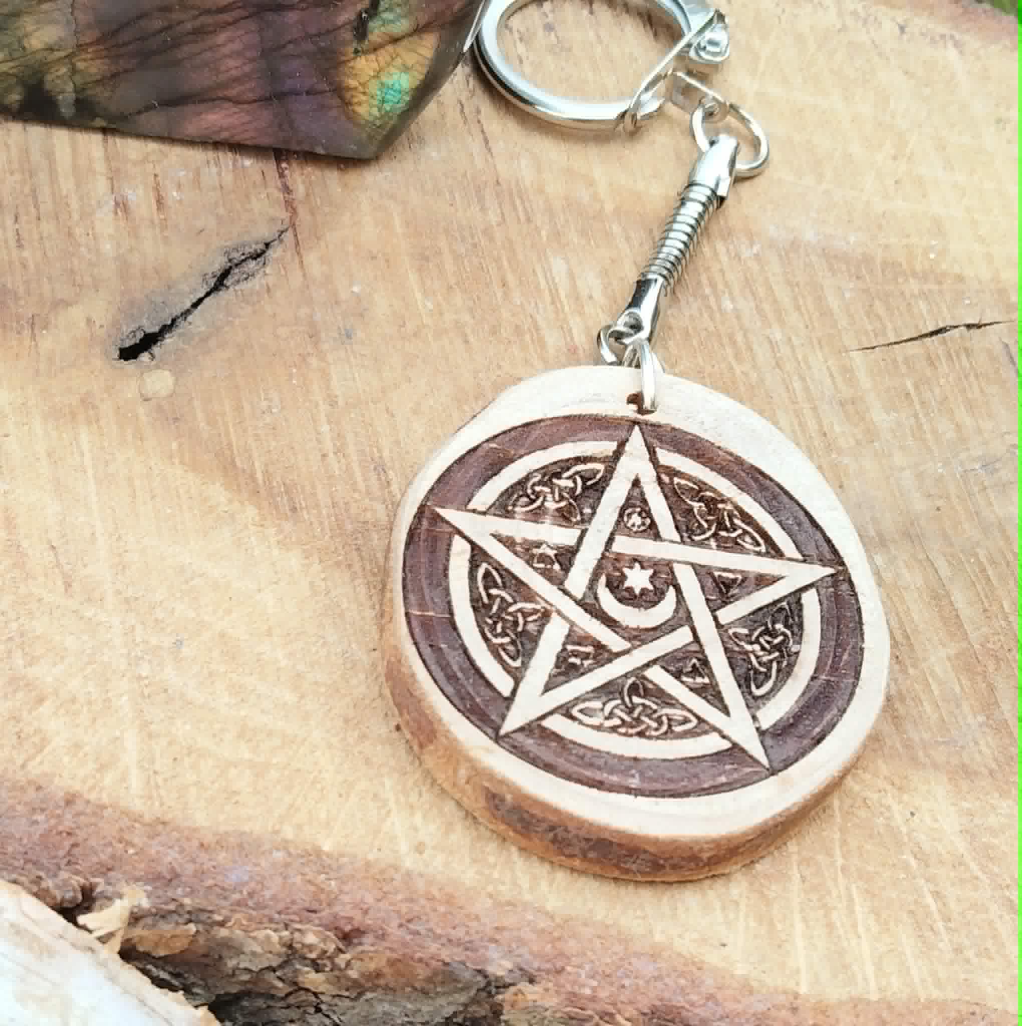 Accessoire de sac ou bijou de sac en bois gravé pentacle, détail du symbole spirituel avec attache métallique pour une touche mystique discrète.