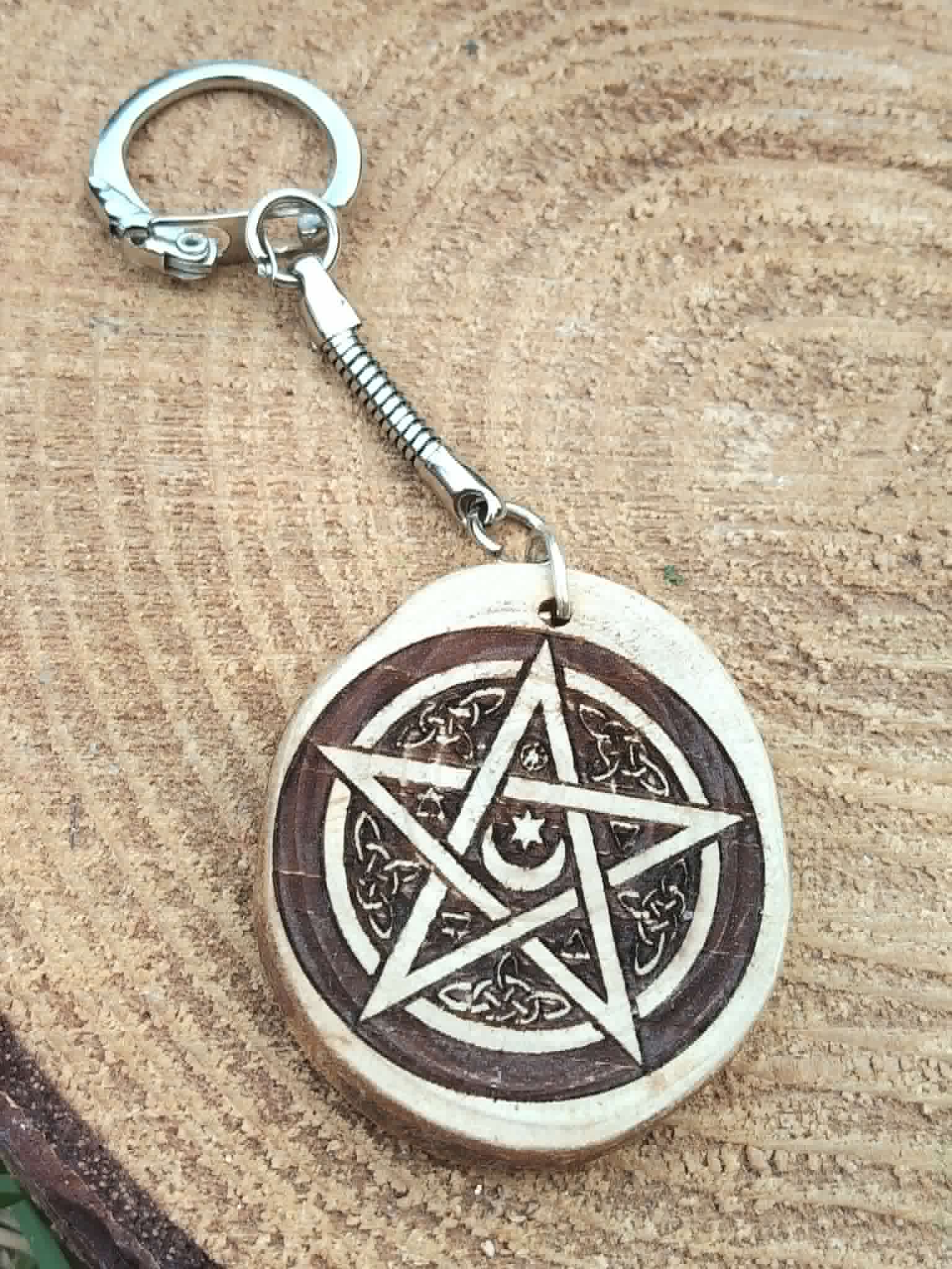 Porte clés en bois pentacle création artisanale, bijou de sac symbolique à accrocher au quotidien pour stabilité et confiance.