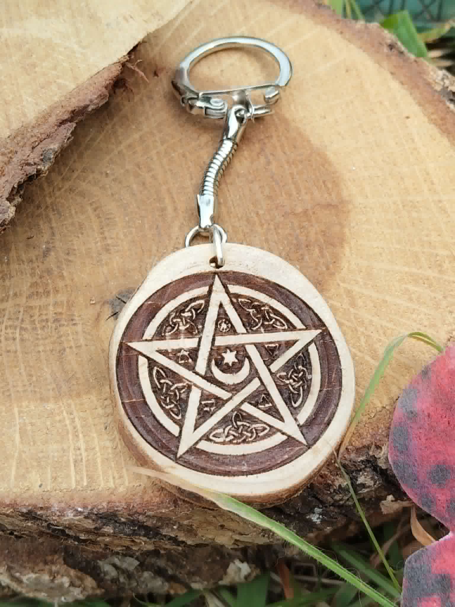 Porte clés pentacle en bois gravé, médaillon ésotérique avec anneau argenté, création artisanale pour protection symbolique et ancrage.