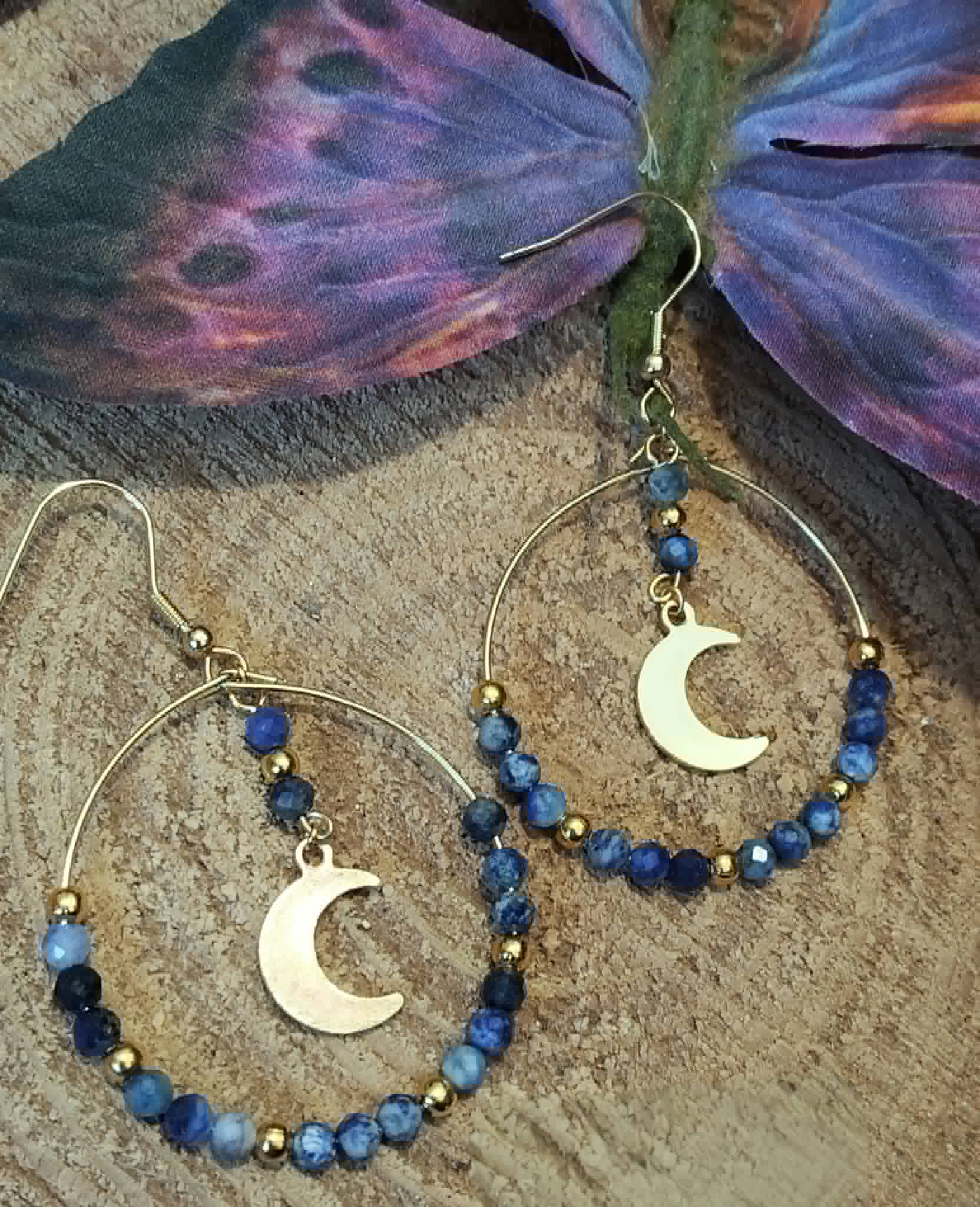 Boucles d’oreilles lapis lazuli facetté avec lunes dorées sur bois et papillon violet, bijou céleste lié à l’intuition.