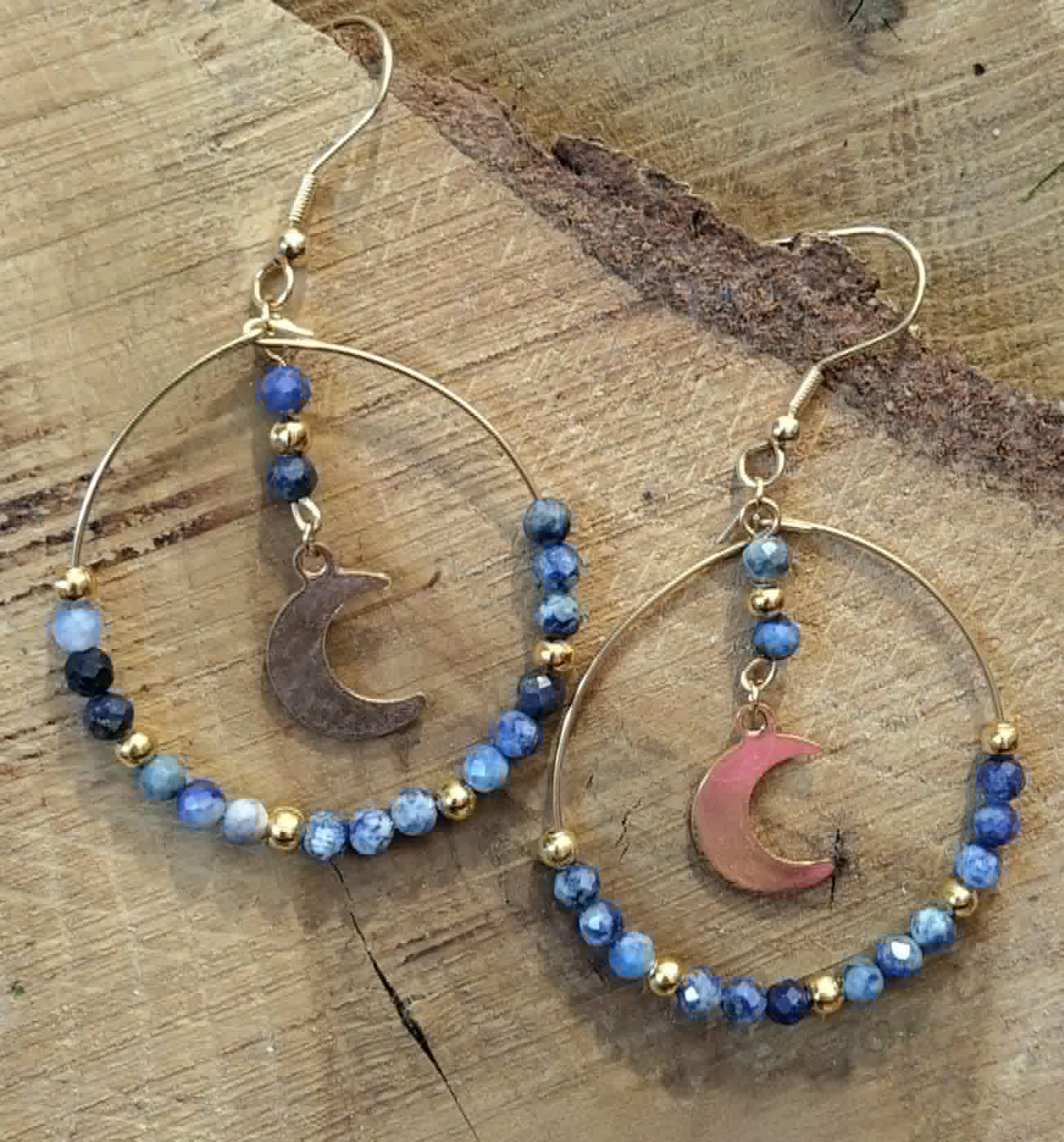 Boucles d’oreilles lapis lazuli facetté sur rondin de bois, acier inoxydable doré et lunes suspendues pour intuition et confiance.