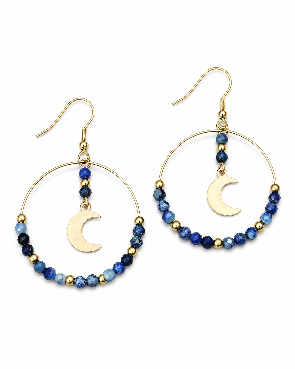 Boucles d’oreilles en acier inoxydable doré sur fond blanc, perles de lapis lazuli facetté et breloques lune célestes.