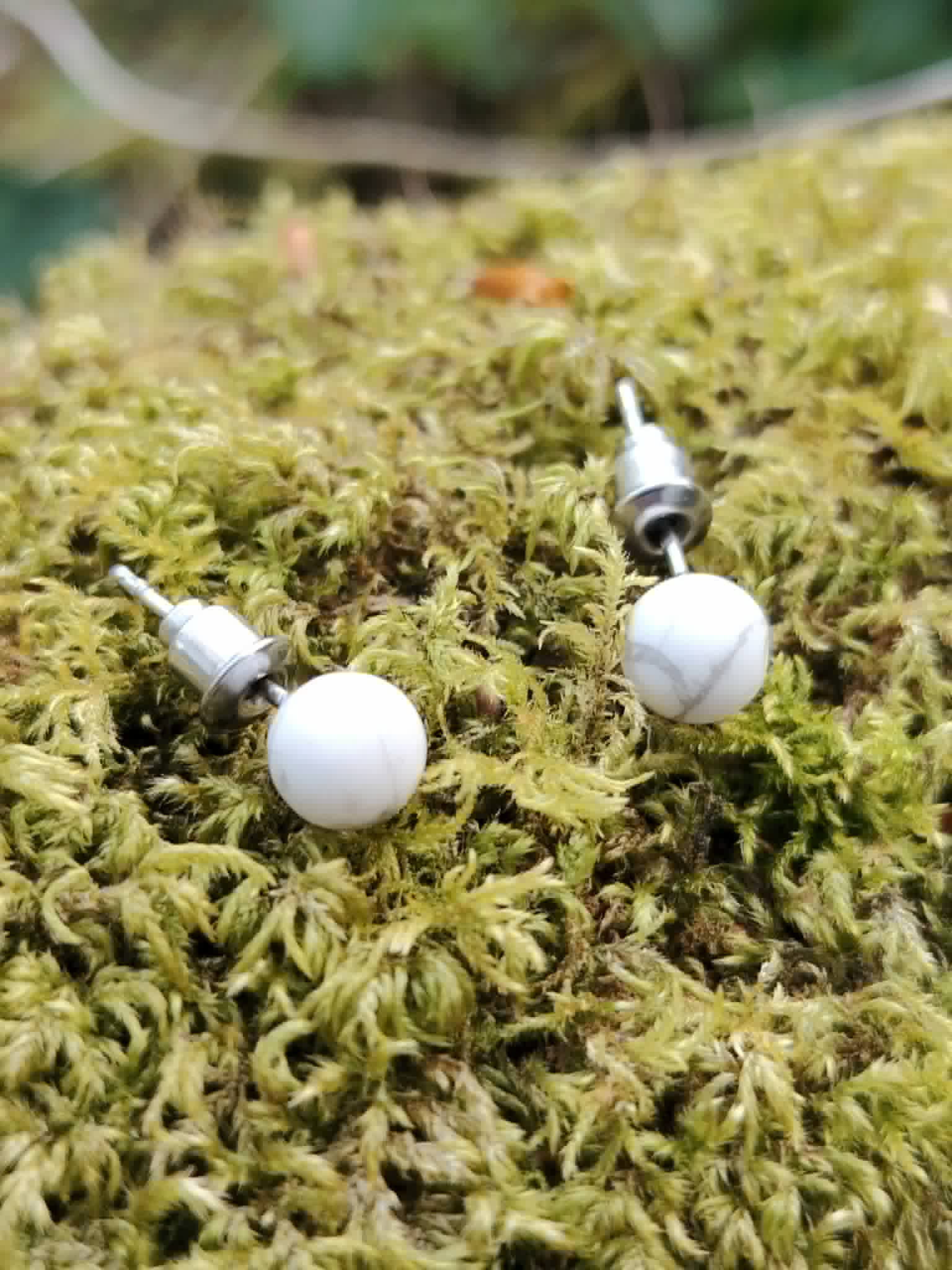 Boucles puces en Howlite blanche 6 mm sur décor minéral, bijou sobre en acier inoxydable argenté pour sérénité et clarté intérieure.