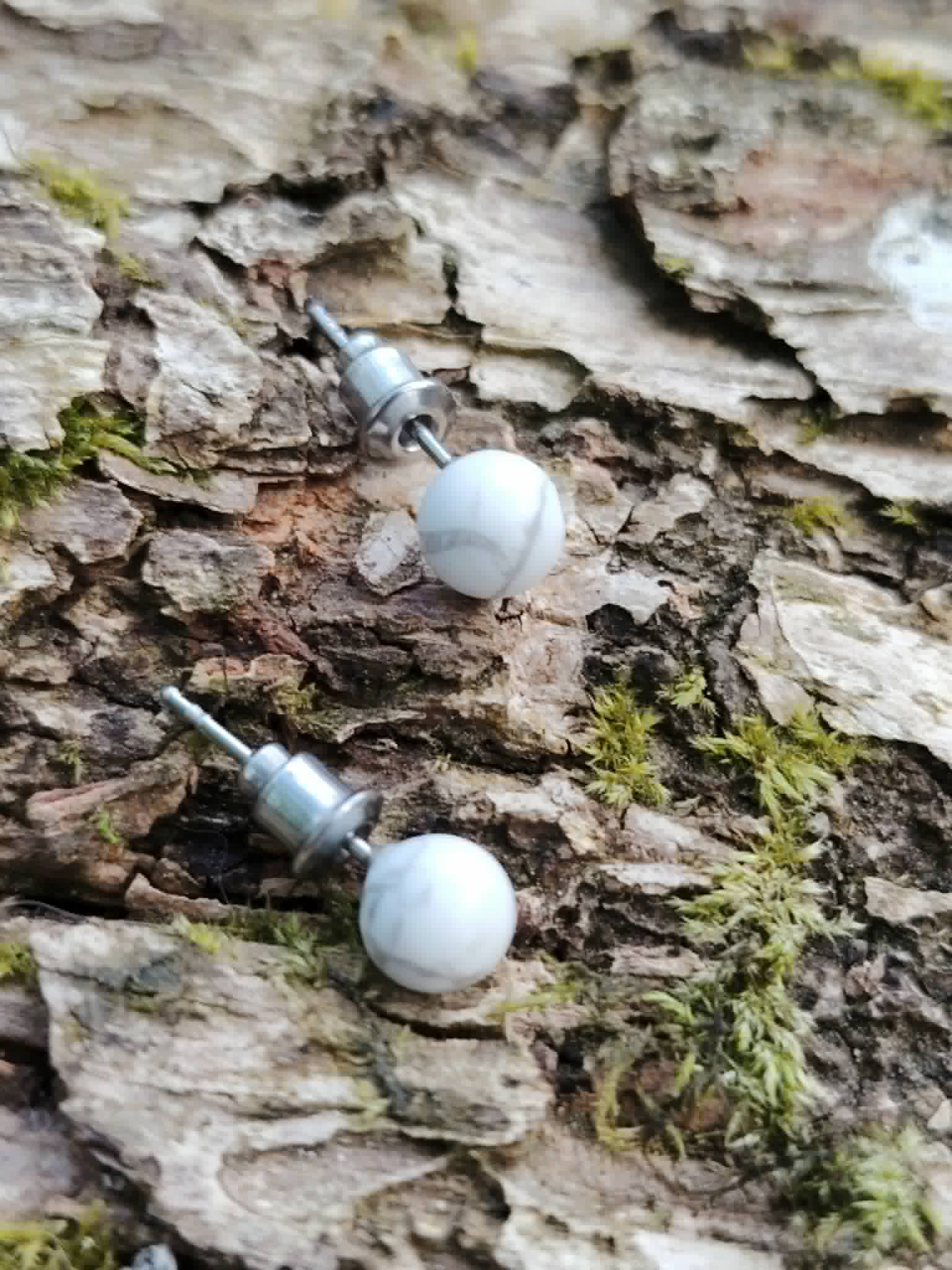 Boucles d’oreilles puces Howlite blanche 6 mm en acier inoxydable argenté, perles veinées posées sur bois pour calme mental et apaisement.