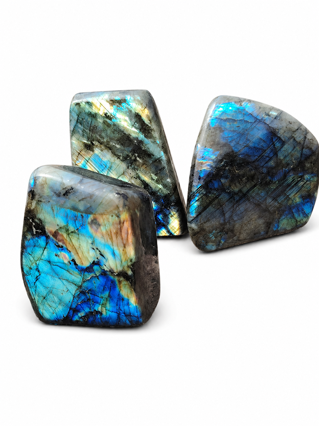 Forme libre labradorite polie aux éclats bleu vert, sur fond blanc pierre naturelle de Madagascar pour équilibre et clarté intérieure.