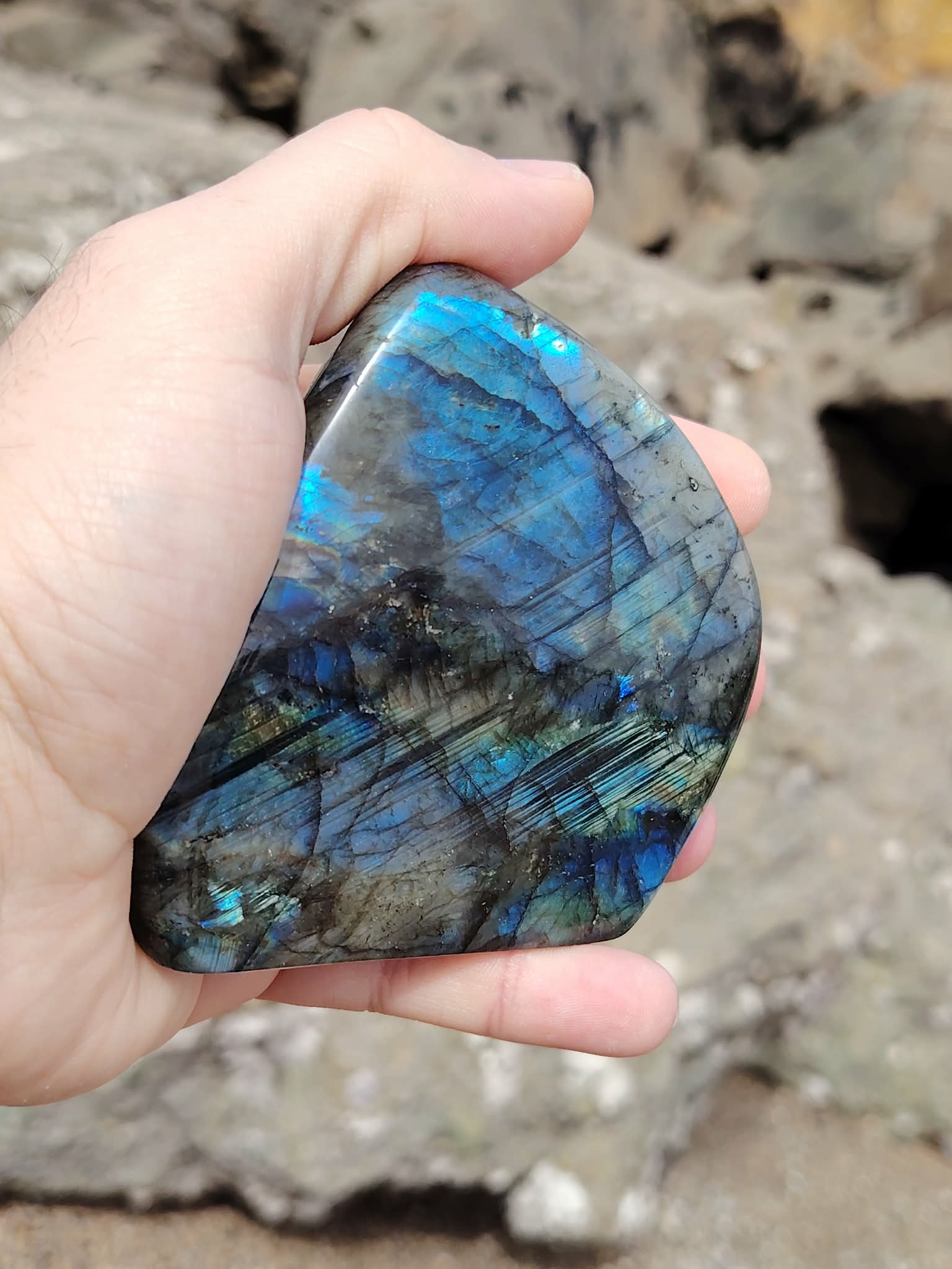 Labradorite de Madagascar en forme libre polie, reflets bleu électrique et vert doré pour hypersensibilité et sérénité.