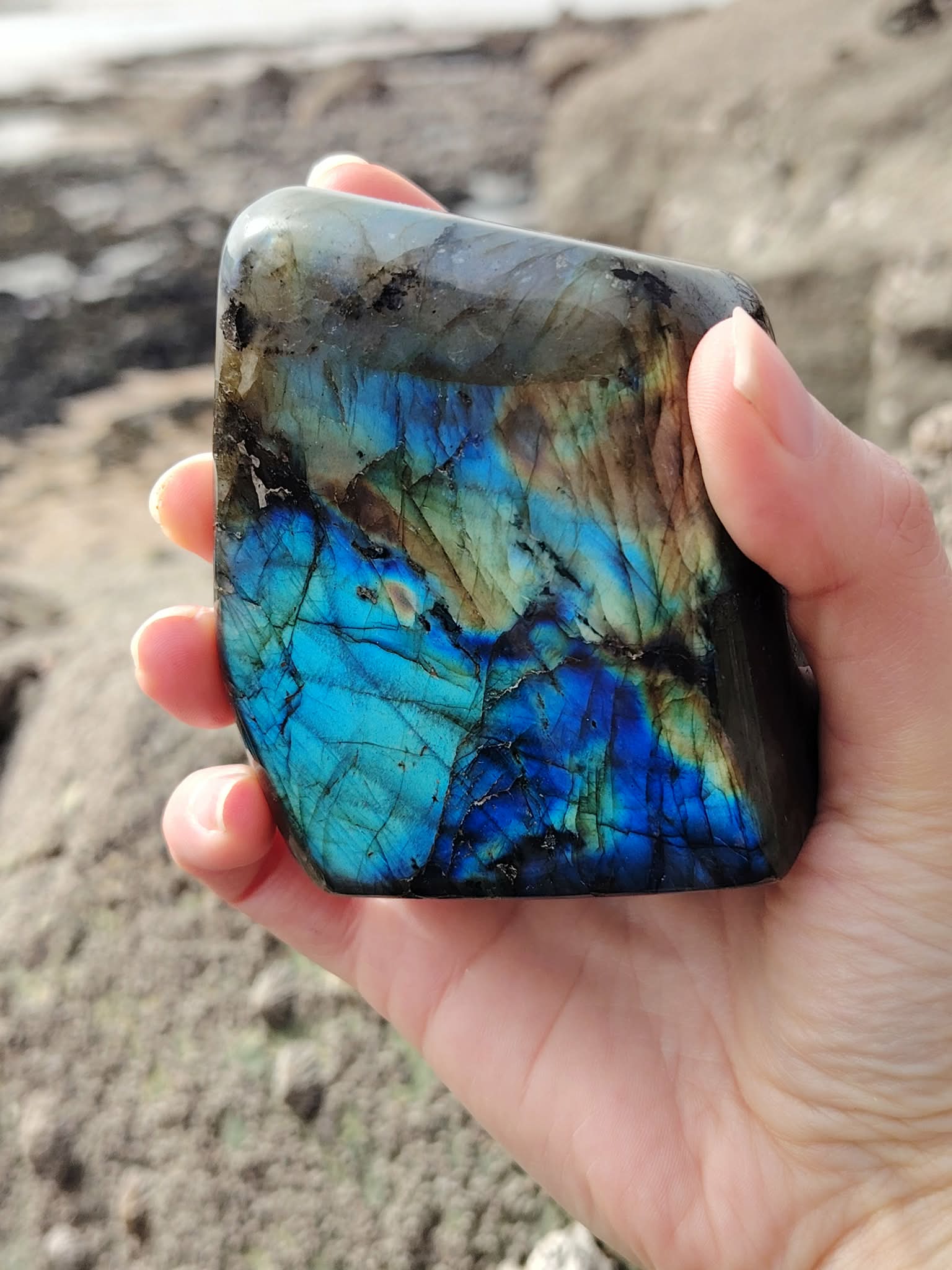Forme libre labradorite aux reflets d’aurore boréale, pierre naturelle unique pour filtrer symboliquement les ambiances.
