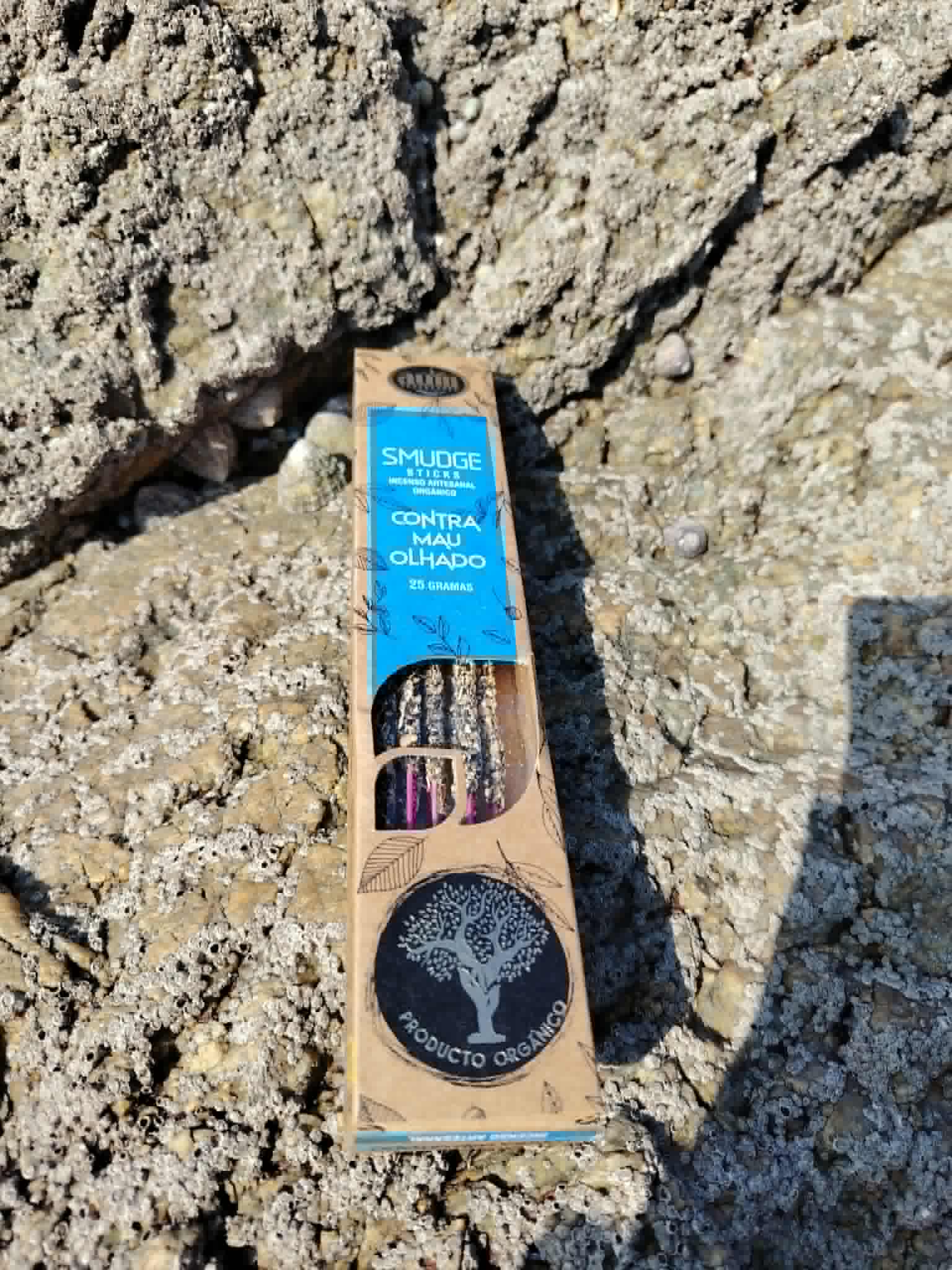 Boîte d’encens Contre le Mauvais Œil AUM Organico 25 g en extérieur, pour purification de l’espace et ambiance apaisée.