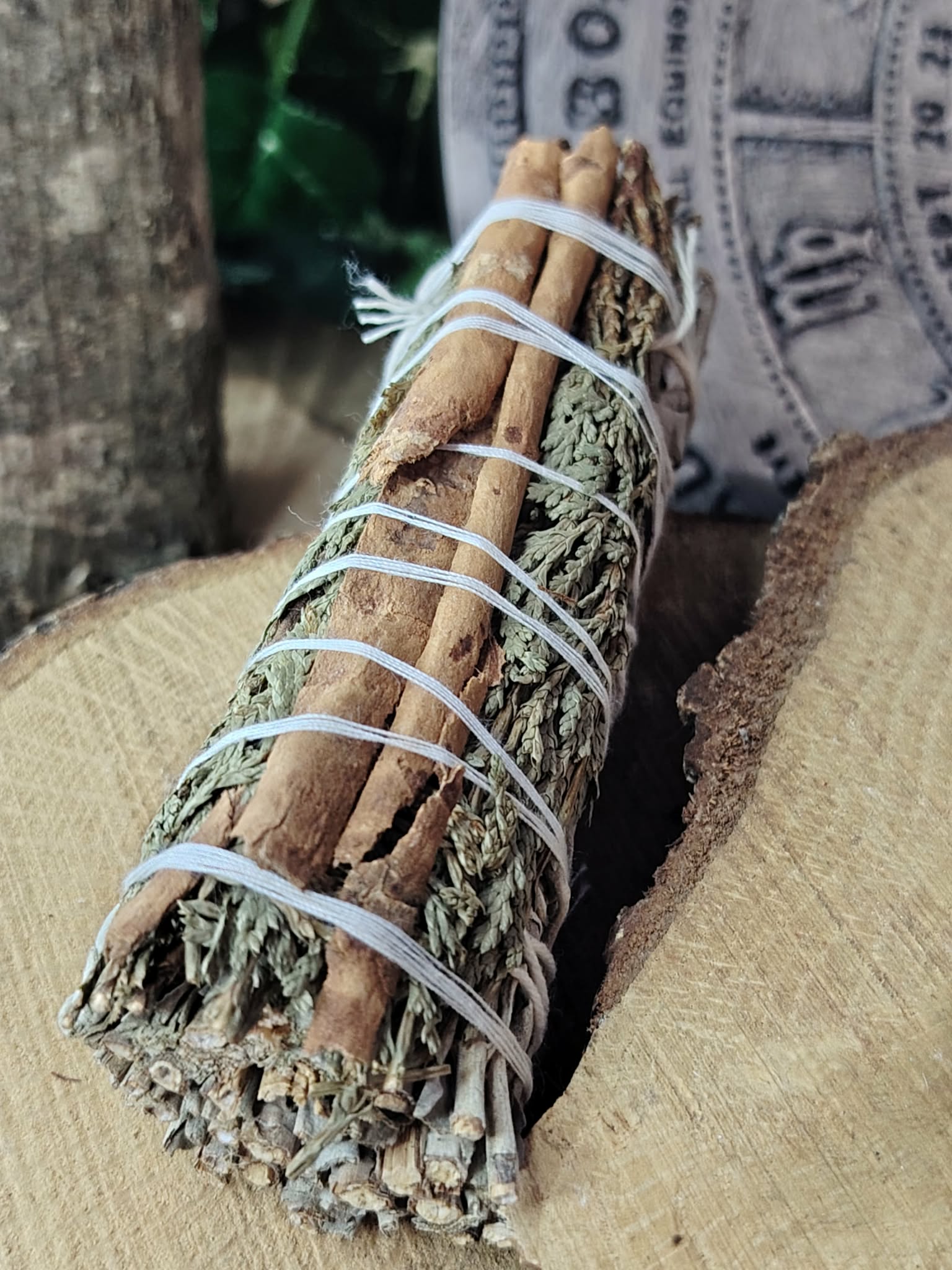 Bâton de maculage sauge blanche, cèdre et cannelle, fagot végétal naturel avec feuilles argentées et cannelle pour rituel de purification.